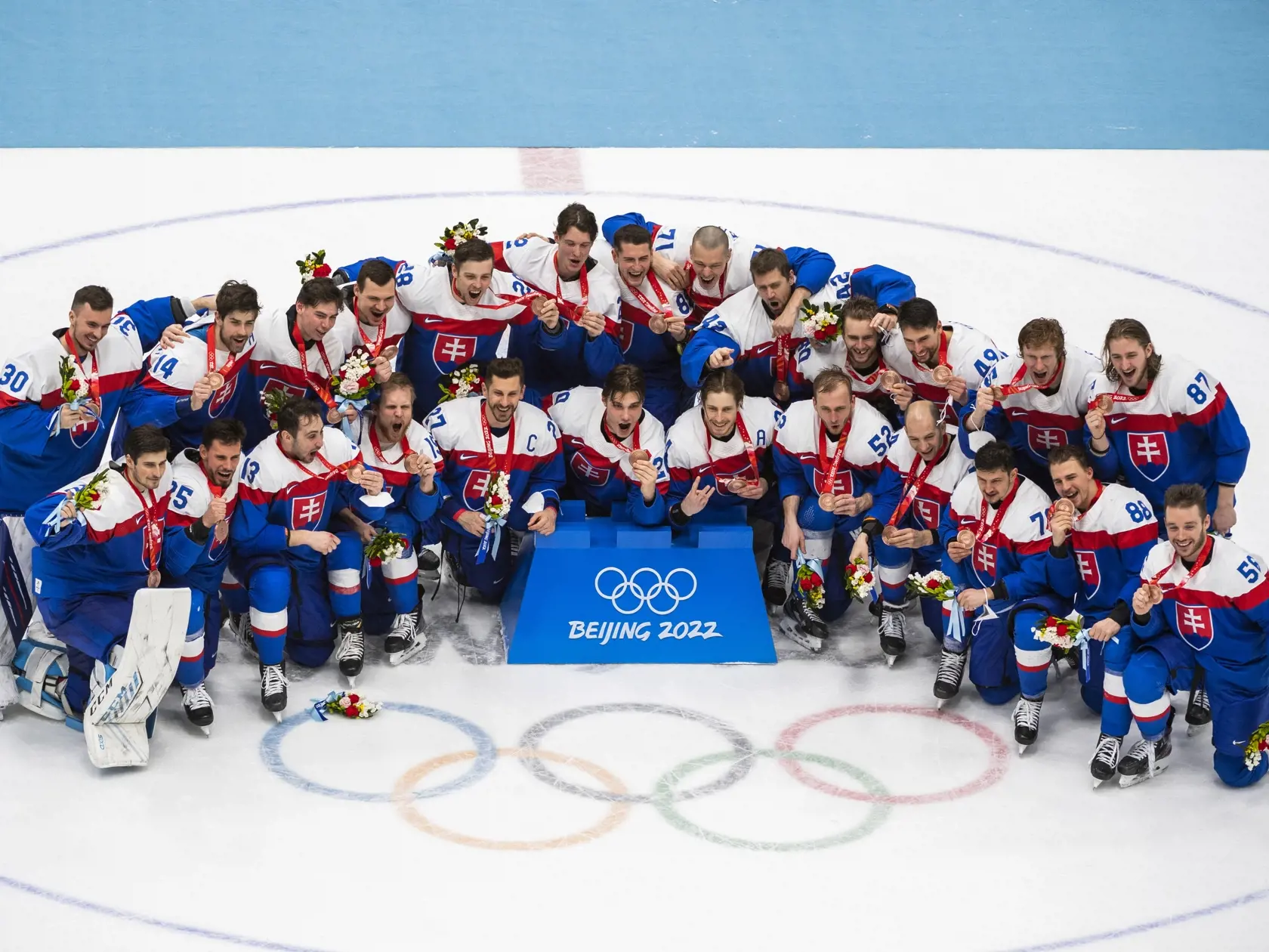 Na snímke hráči Slovenska pózujú s bronzovými medailami po ich výhre po zápase olympijského turnaja v hokeji mužov o bronz Slovensko - Švédsko na ZOH 2022 v Pekingu v sobotu 19. februára 2022. FOTO TASR - Jaroslav Novák