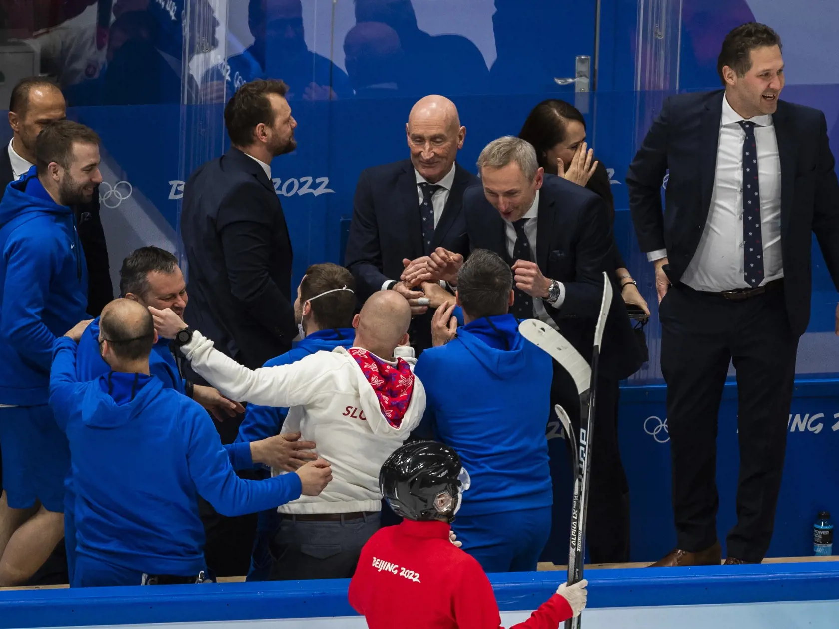 Na snímke tréner slovenskej hokejovej reprezentácie Craig Ramsay sa teší po výhre v zápase olympijského turnaja v hokeji mužov o bronz Slovensko - Švédsko na ZOH 2022 v Pekingu v sobotu 19. februára 2022. FOTO TASR - Jaroslav Novák