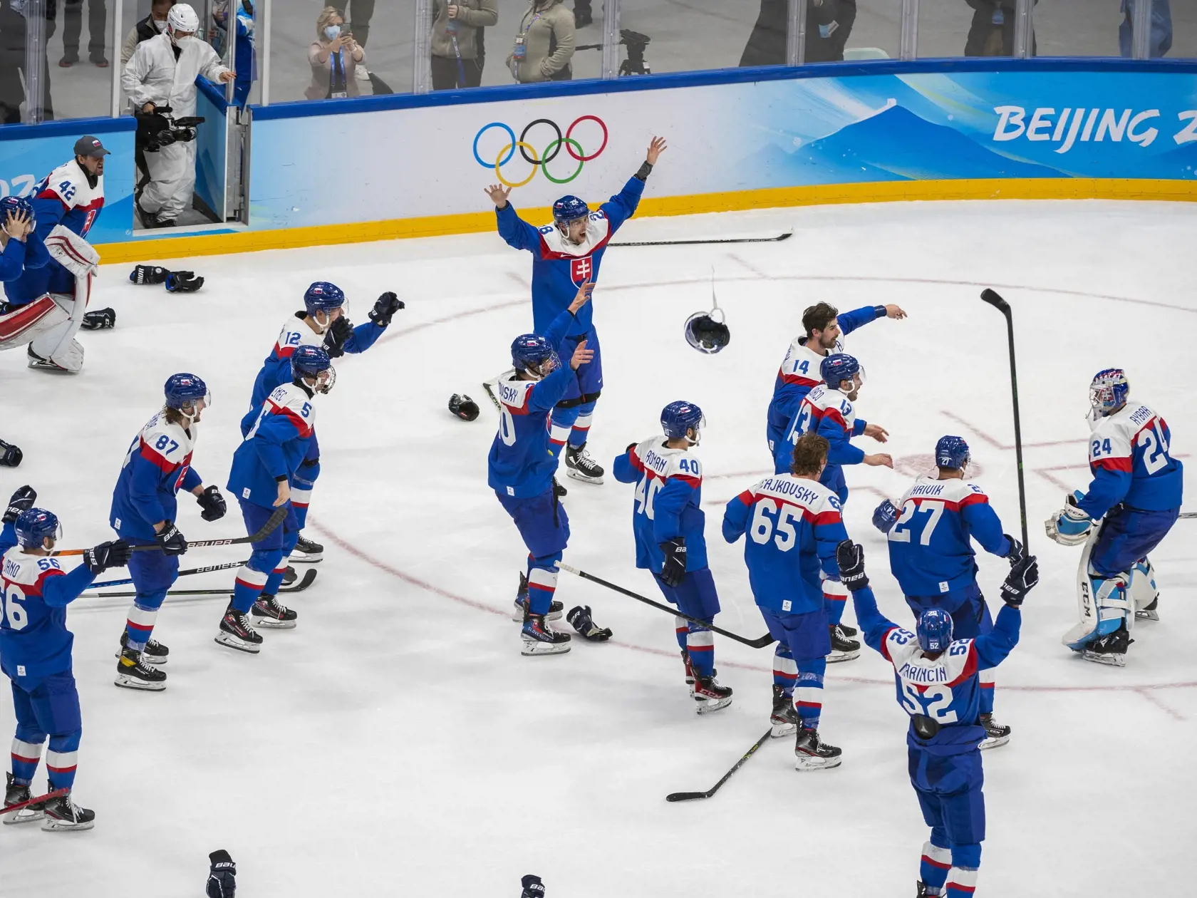 Na snímke hokejisti Slovenska sa tešia po výhre v zápase olympijského turnaja v hokeji mužov o bronz Slovensko - Švédsko na ZOH 2022 v Pekingu v sobotu 19. februára 2022. FOTO TASR - Jaroslav Novák