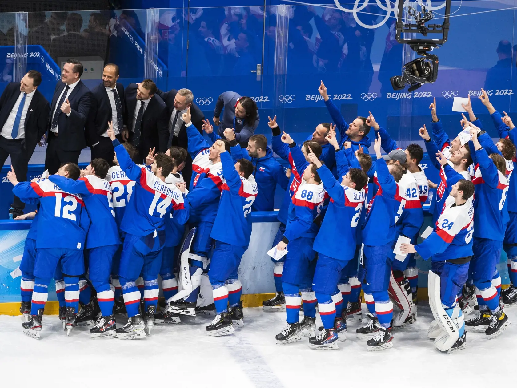 Na snímke hokejisti Slovenska si robia fotku po výhre v zápase olympijského turnaja v hokeji mužov o bronz Slovensko - Švédsko na ZOH 2022 v Pekingu v sobotu 19. februára 2022. FOTO TASR - Jaroslav Novák