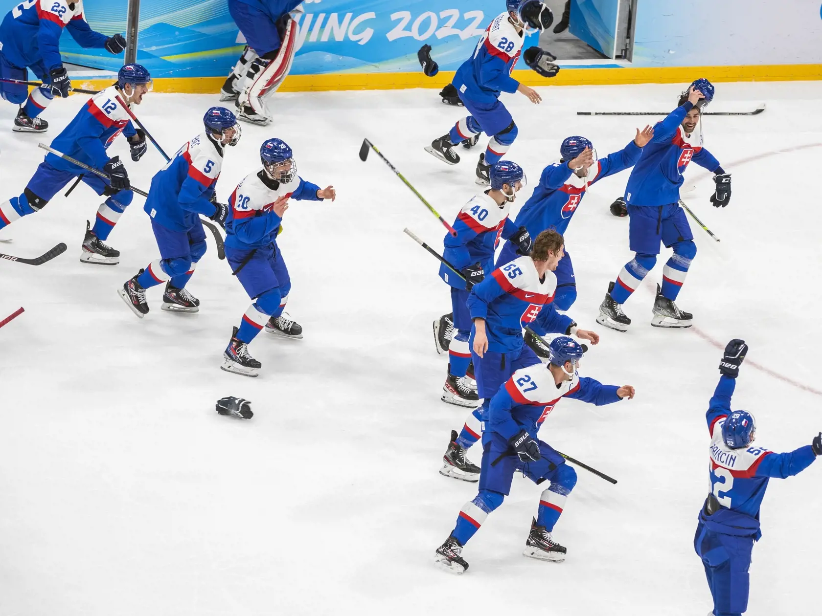 Na snímke hokejisti Slovenska sa tešia po výhre v zápase olympijského turnaja v hokeji mužov o bronz Slovensko - Švédsko na ZOH 2022 v Pekingu v sobotu 19. februára 2022. FOTO TASR - Jaroslav Novák