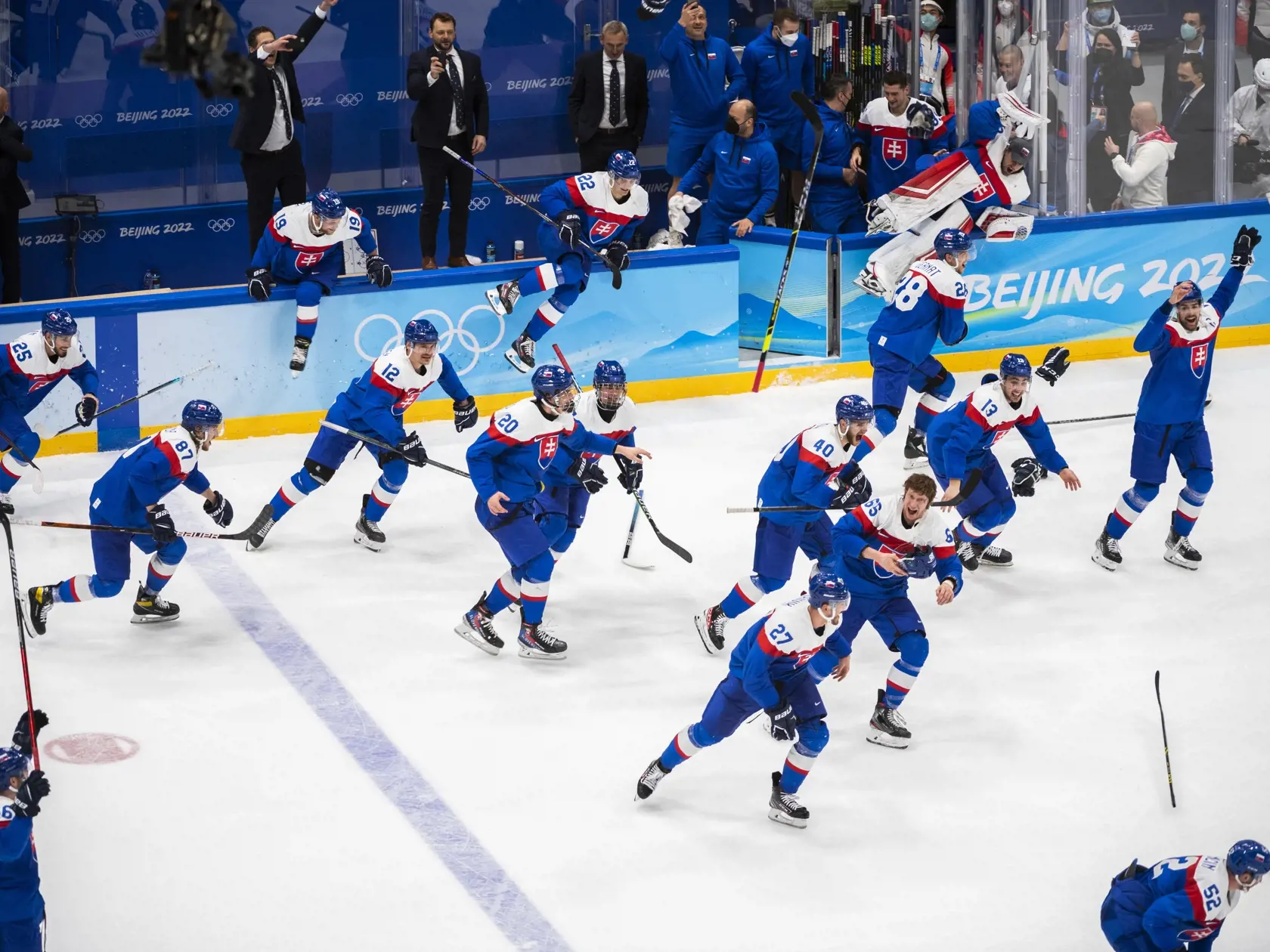 Na snímke hokejisti Slovenska sa tešia po výhre v zápase olympijského turnaja v hokeji mužov o bronz  Slovensko - Švédsko na ZOH 2022 v Pekingu v sobotu 19. februára 2022. FOTO TASR - Jaroslav Novák