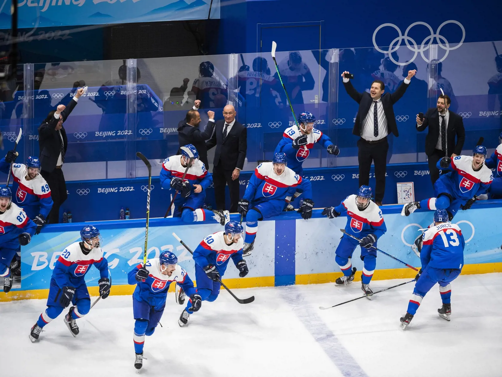 Na snímke hokejisti Slovenska sa tešia po výhre v zápase olympijského turnaja v hokeji mužov o bronz Slovensko - Švédsko na ZOH 2022 v Pekingu v sobotu 19. februára 2022. FOTO TASR - Jaroslav Novák