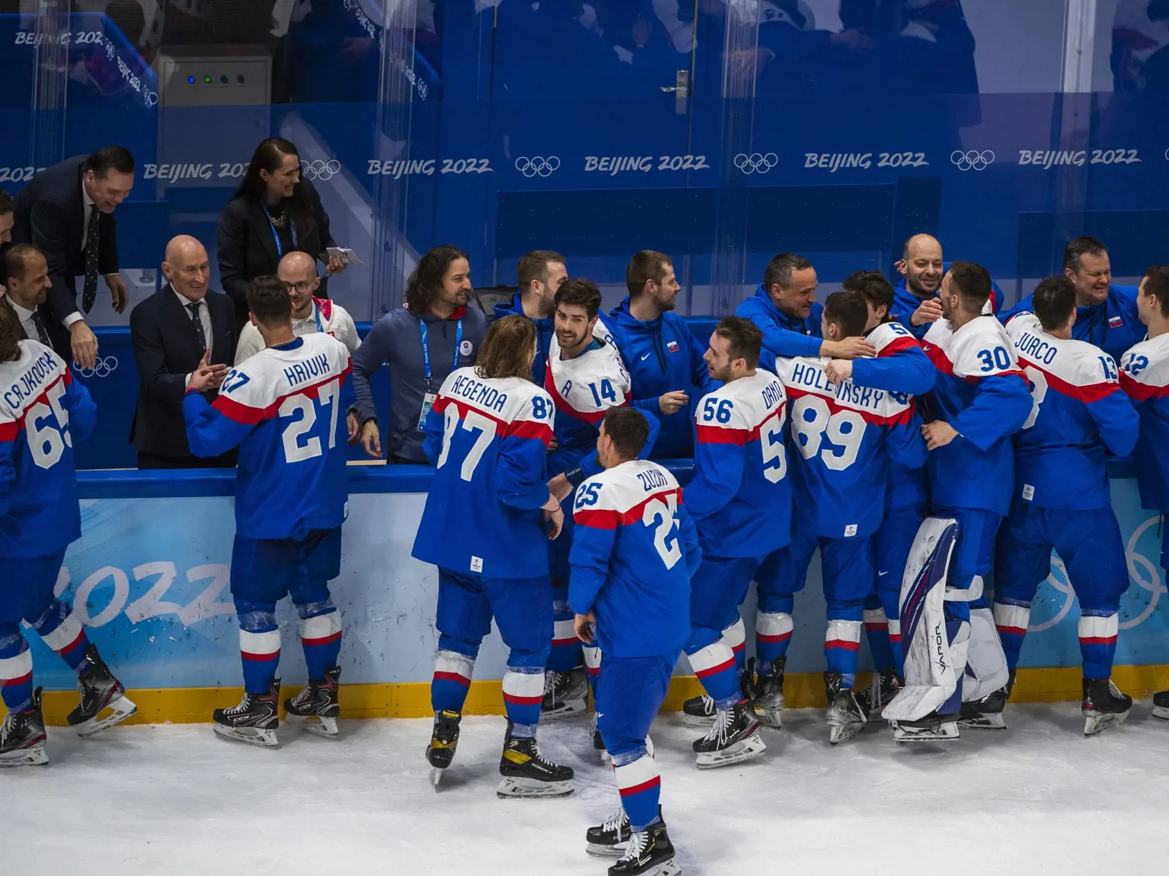Na snímke hokejisti Slovenska po výhre v zápase olympijského turnaja v hokeji mužov o bronz Slovensko - Švédsko na ZOH 2022 v Pekingu v sobotu 19. februára 2022. FOTO TASR - Jaroslav Novák