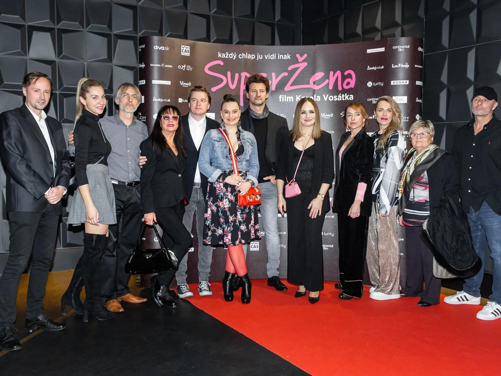 Premiéra filmu  Superžena  v Bratislave. Na snímke herecká zostava: Jaroslav Plesl, Petr Kolečko, Renáta Ryníková, Marko Igonda, Zuzana Kubovčíková Šebová, Karol Vosátko, Tatiana Dyková a Miroslava Gális Partlová.