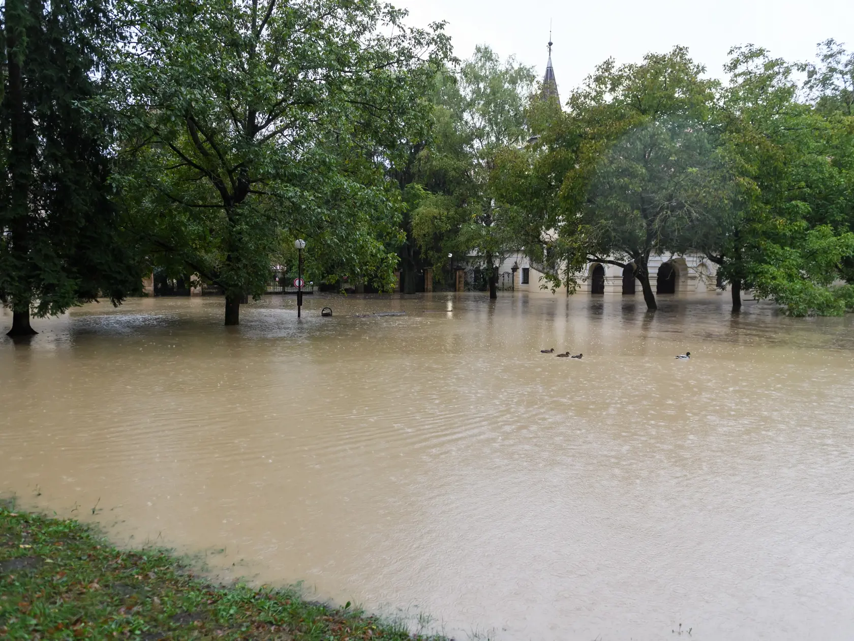 Na snímke zaplavený kaštieľsky park v Stupave 15. septembra 2024.