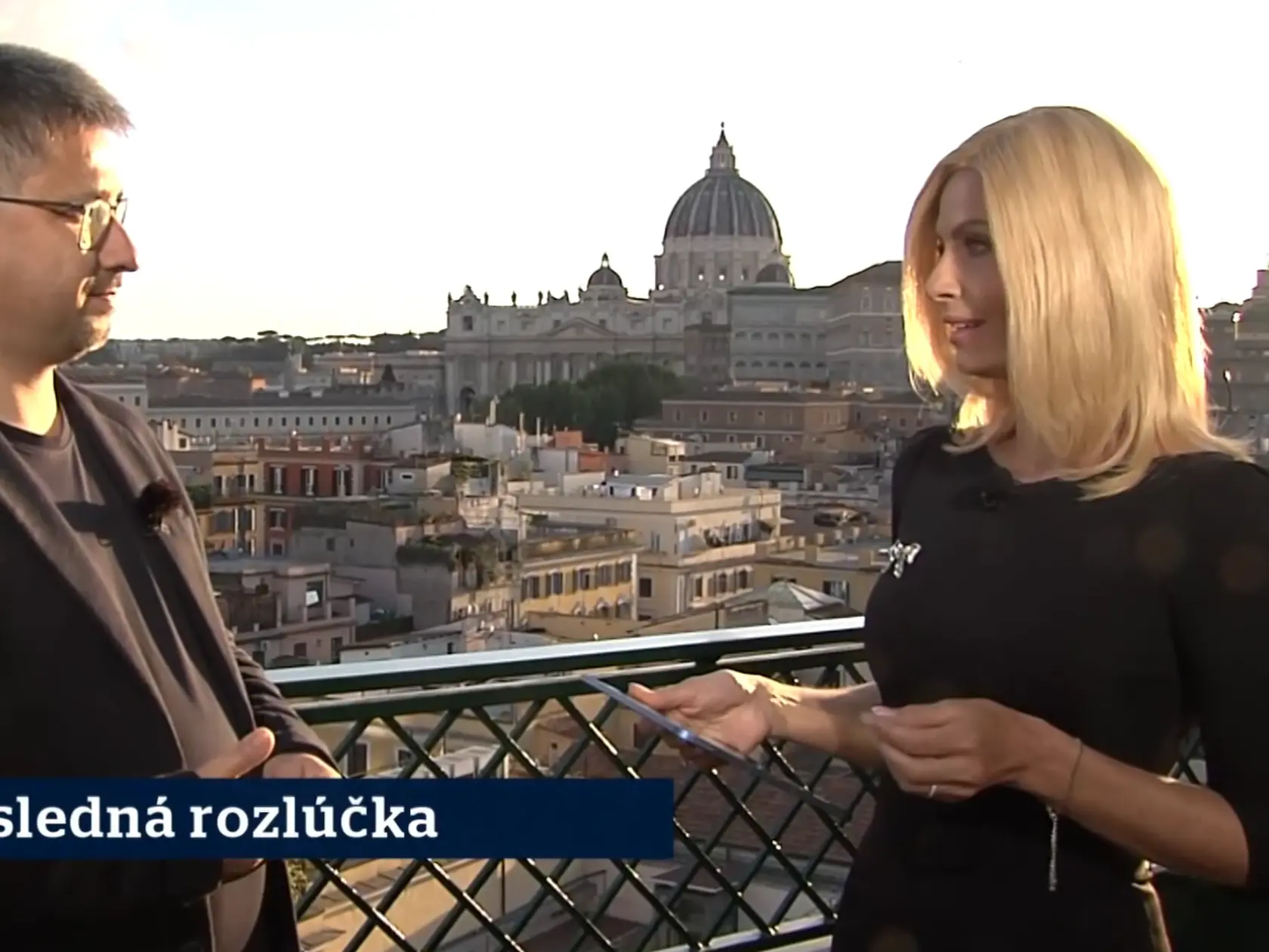 Moderátorka Marianna Ďurianová prinášala informácie priamo z Vatikánu. Diváci však riešili to, či má alebo nemá parochňu.