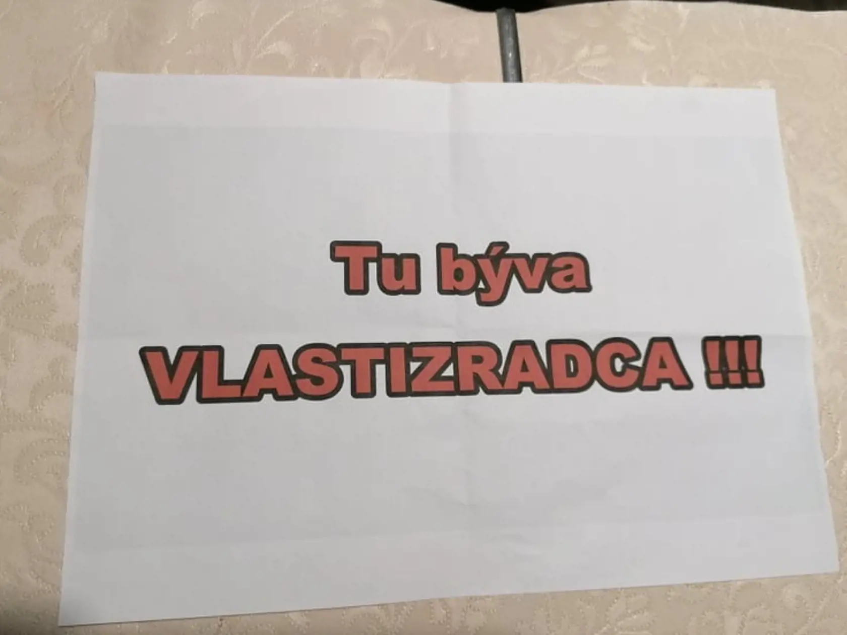 Benčíkovi na dvere bytu búchala skupina ľudí pre dohodu s USA, vylepovala plagáty s nápisom "vlastizradca". Poslanec podal trestné oznámenie.