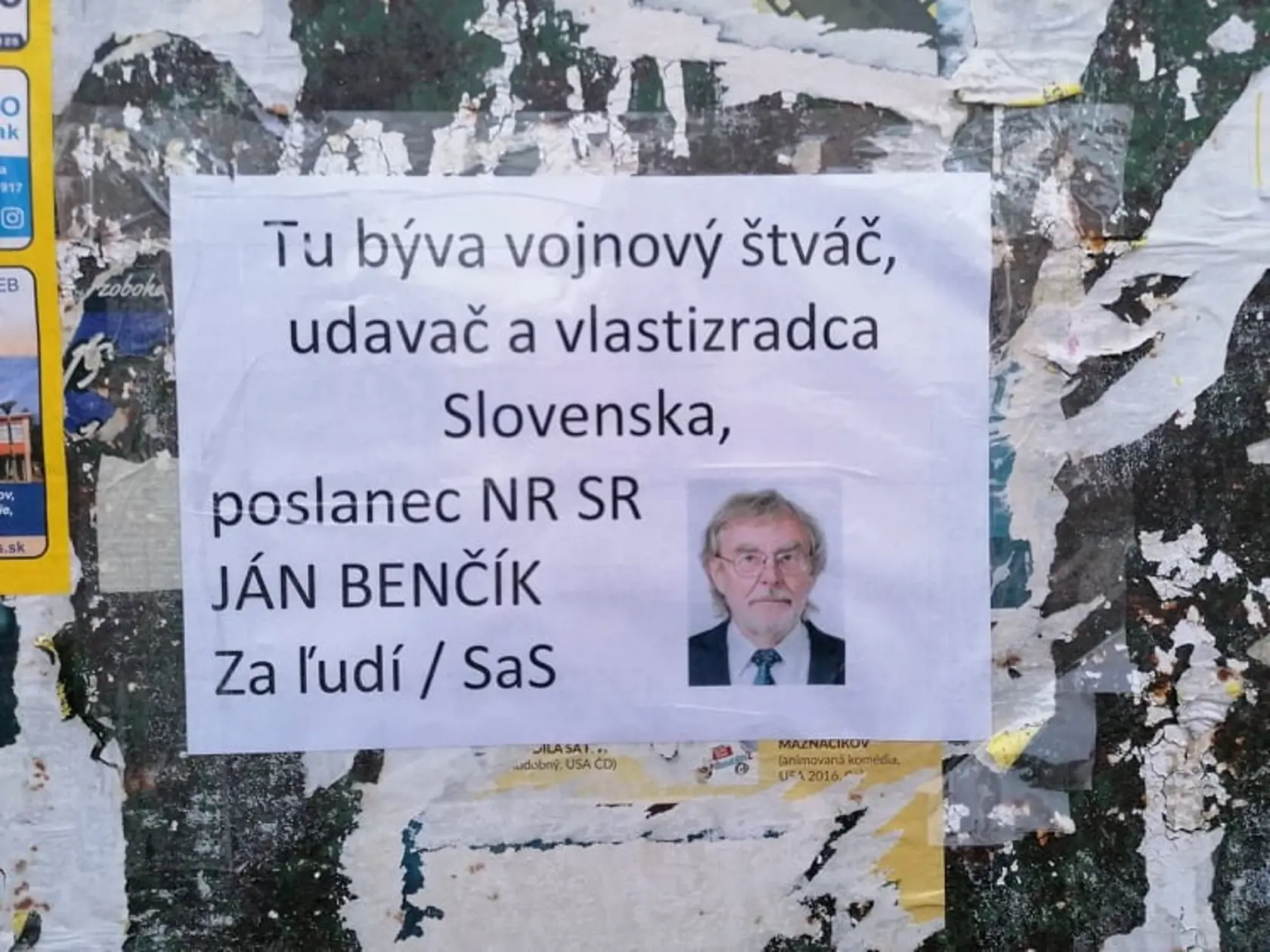 Benčíkovi na dvere bytu búchala skupina ľudí pre dohodu s USA, vylepovala plagáty s nápisom "vlastizradca". Poslanec podal trestné oznámenie.