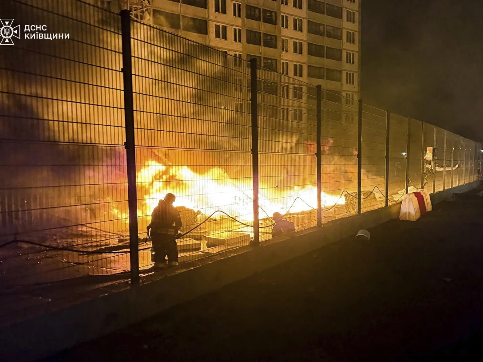 JB 12 Kyjev - Na snímke zverejnenej ukrajinským ministerstvom pre mimoriadne situácie hasiči hasia požiar po ruskom útoku neďaleko Kyjeva 24. marca 2025. Rusko a Ukrajina pokračovali v noci na pondelok vo vzájomných útokoch bezpilotnými lietadlami. Hasiči v ruskom Krasnodarskom kraji medzitým v nedeľu už piaty deň bojovali s požiarom v ropnom sklade, ktorý zrejme spôsobil útok ukrajinského dronu. TASR o tom informuje s odvolaním sa na správy ruskojazyčného vysielania BBC a agentúry Reuters. FOTO TASR/AP

In this photo provided by the Ukrainian Emergency Service, firefighters put out the fire following a Russian attack near Kyiv, Ukraine, Monday, March 24, 2025. (Ukrainian Emergency Service via AP)