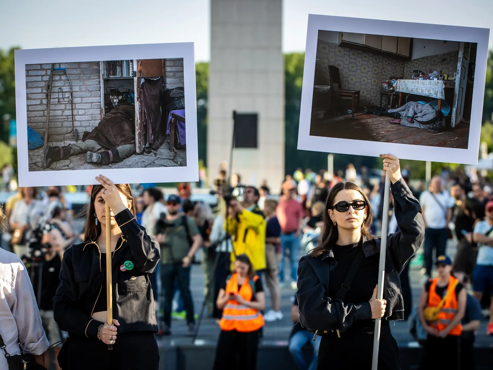 Na snímke protest pred novou budovou Slovenského národného divadla, počas vystúpenia ruskej opernej speváčky Anny Netrebko.