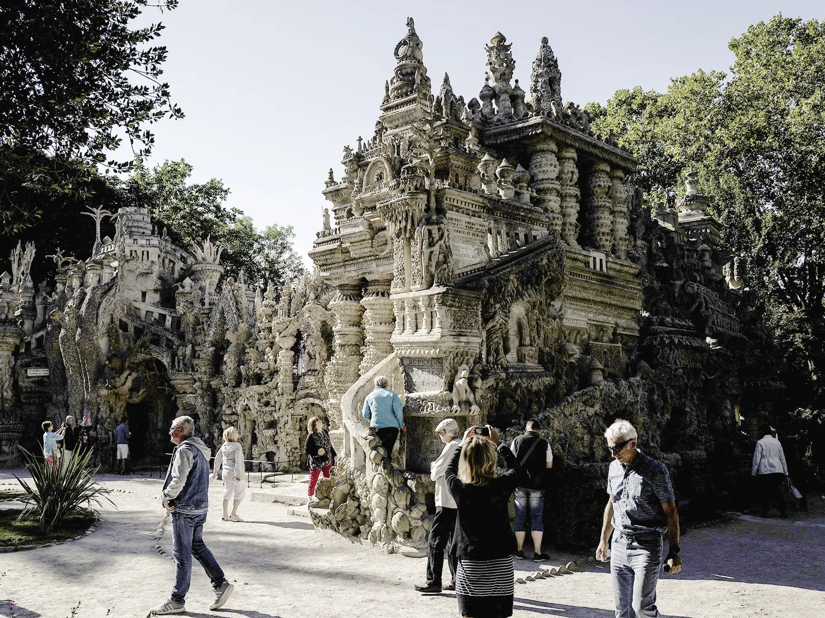 Návštevníci obdivujú Palais Idéal – „Ideálny palác“ – výtvor zosnulého francúzskeho poštára Ferdinanda Chevala, známeho ako Facteur Cheval, 11. septembra 2019 v obci Hauterives.
