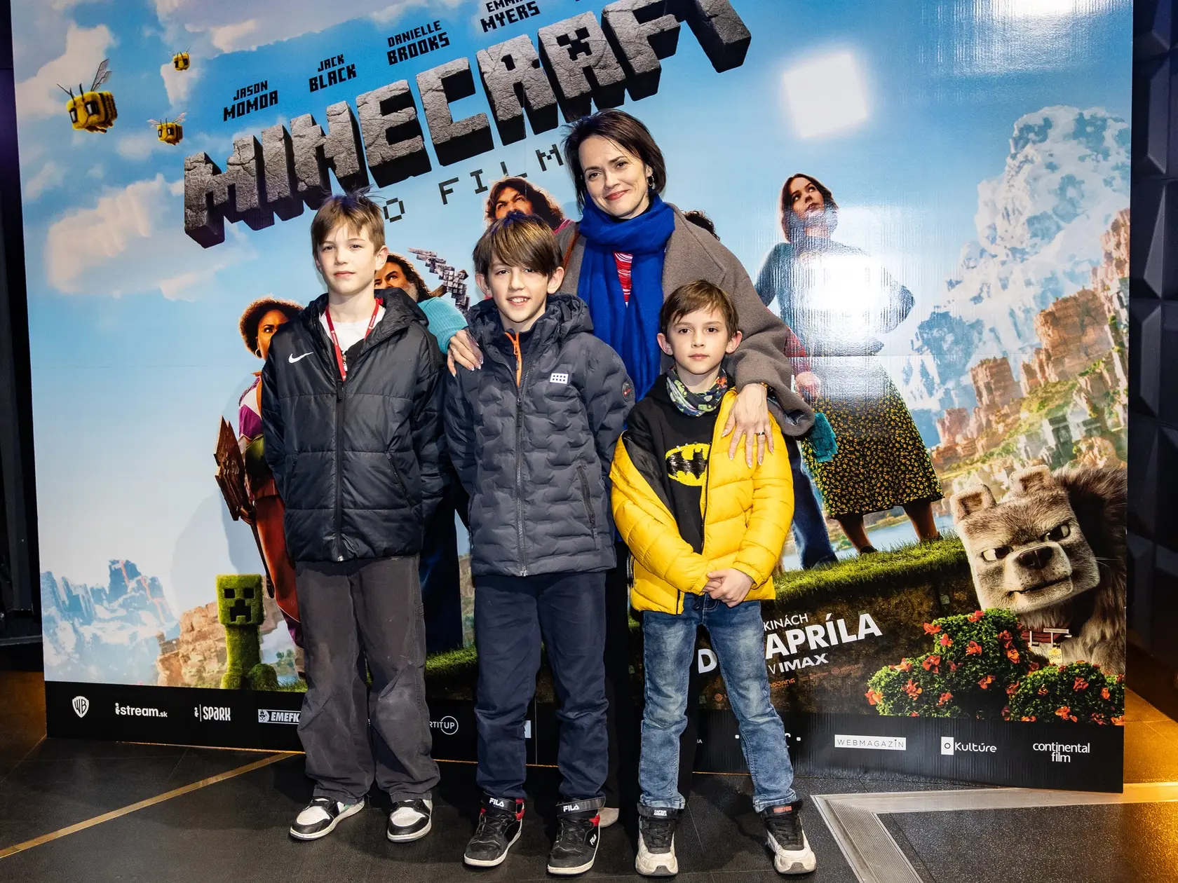 Premiéra filmu Minecraft. Na snímke je Adriana Kemková s jej dvoma synmi (vpravo), ktorých má s manželom Jurajom Kemkom.
