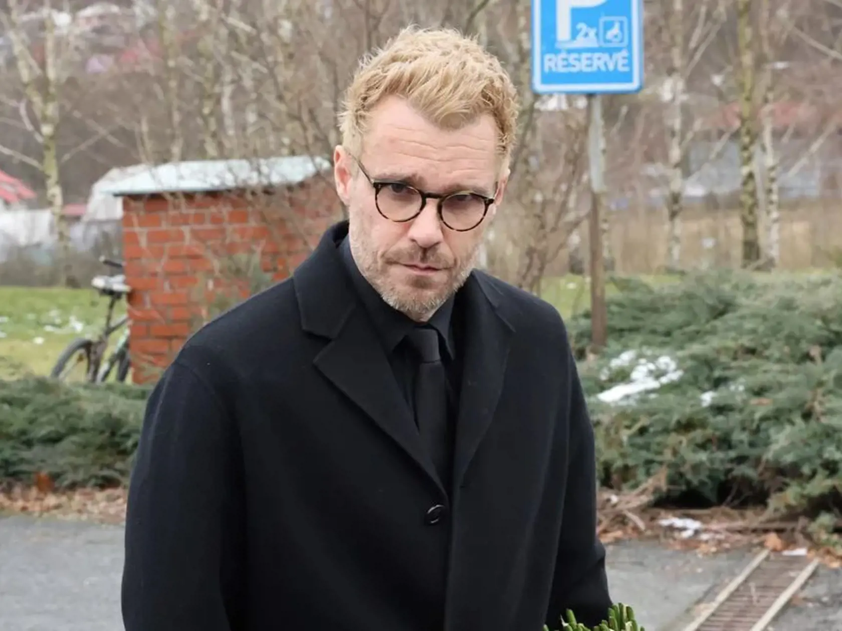 Posledná rozlúčka s Helenou Zeťovou, ktorá náhle zomrela vo veku 44 rokov. Na snímke zdrvený Leoš Mareš, ktorý so speváčkou nedávno spoločne vystupoval. 