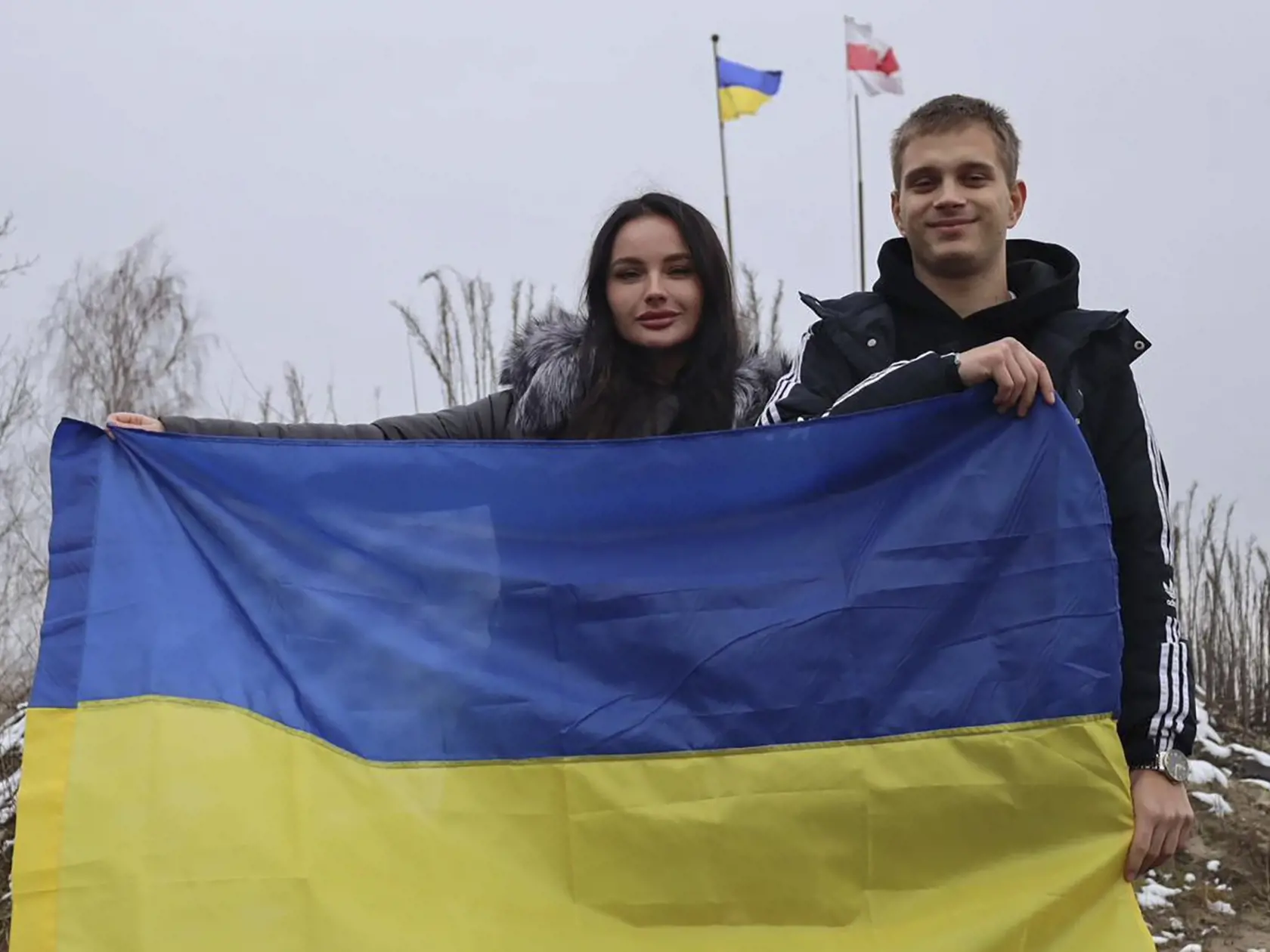 Ukrajinský tínedžer Bohdan Jermochin, ktorého  minulý rok (2022) po rozpútaní vojny a obsadení mesta Mariupol previezli do Ruska, pózuje s ukrajinskou vlajkou na ukrajinsko-bieloruskej hranici.