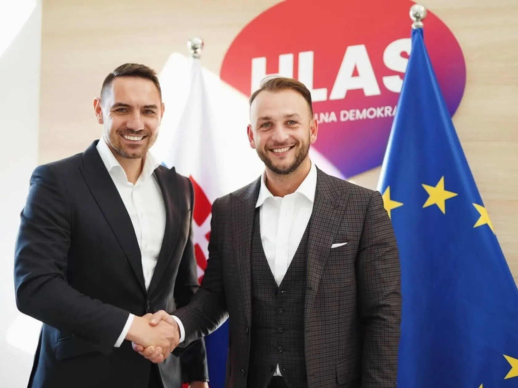 „Dnes som sa stretol s pánom ministrom vnútra a predsedom strany Hlas SD Matúš Šutaj Eštok. Témou nášho rozhovoru okrem aktuálnej politickej situácie a ochrany národno - štátnych záujmov bola aj nutnosť rozvoja južných a severovýchodných okresov Slovenska," napísal György Gyimesi k fotke z októbra 2024.