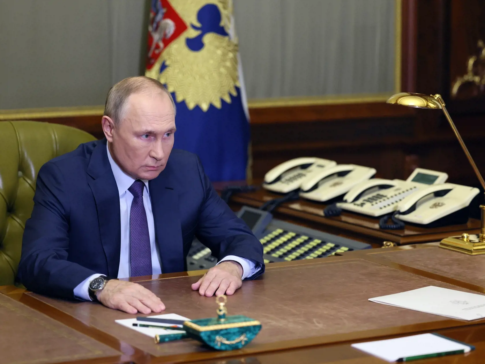 Ruský prezident Vladimir Putin počas stretnutia so šéfom Vyšetrovacieho výboru Ruskej federácie (Sledkom) Alexandrom Bastrykinom v Petrohrade v nedeľu 9. októbra 2022.