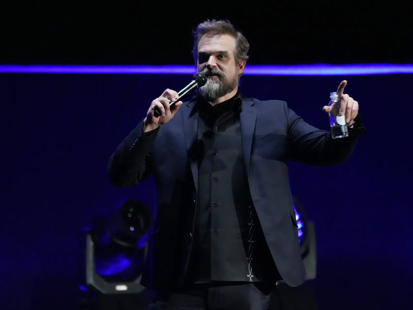 EBE 19 Las Vegas - Na snímke americký herec David Harbour počas prezentácie pripravovaného životopisného filmu Gran Turismo na CinemaCon 2023, podujatí Národnej asociácie vlastníkov divadiel (NATO) v Caesars Palace v americkom Las Vegas v noci na 25. apríla 2023. FOTO TASR/AP

David Harbour, a cast member in the upcoming film "Gran Turismo," addresses the audience during the Sony Pictures presentation at CinemaCon 2023, the official convention of the National Association of Theatre Owners (NATO)