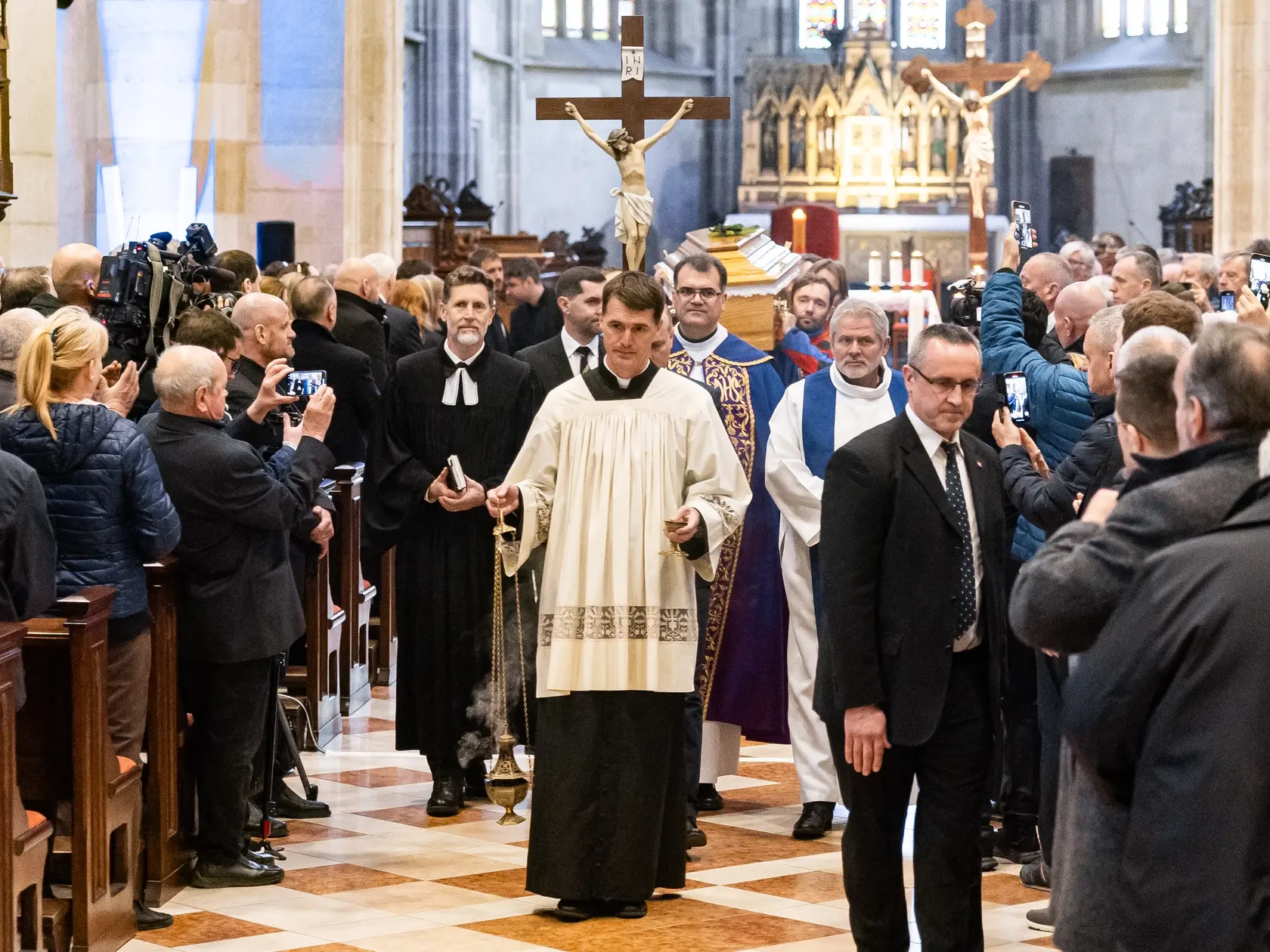 Posledná rozlúčka s hercom Štefanom Kvietikom za účasti rodiny aj verejnosti v Katedrále sv. Martina v Bratislave.