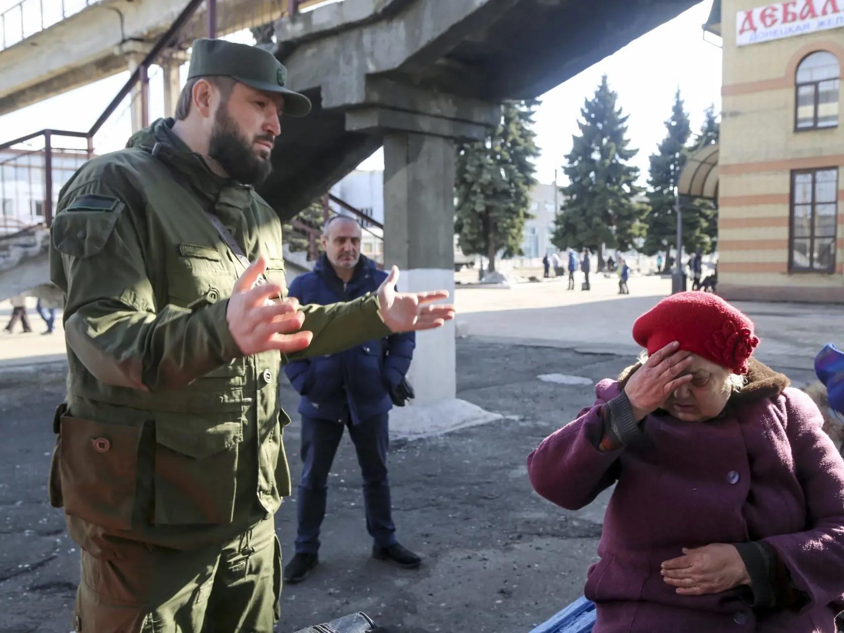 Staršia žena reaguje na železničnej stanici počas jej evakuácie do Ruska vlakom v meste Debaltseve, v oblasti kontrolovanej pro-ruskými militantmi na východe Ukrajiny 19. februára 2022.