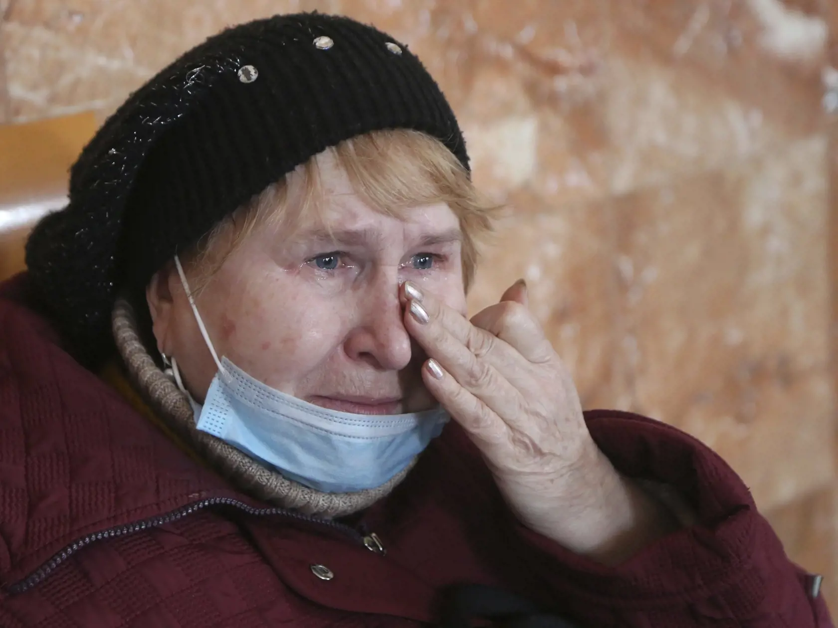 Staršia žena plače pri čakaní na vlak na železničnej stanici počas jej evakuácie do Ruska v meste Debaltseve, v oblasti kontrolovanej pro-ruskými militantmi na východe Ukrajiny 19. februára 2022.