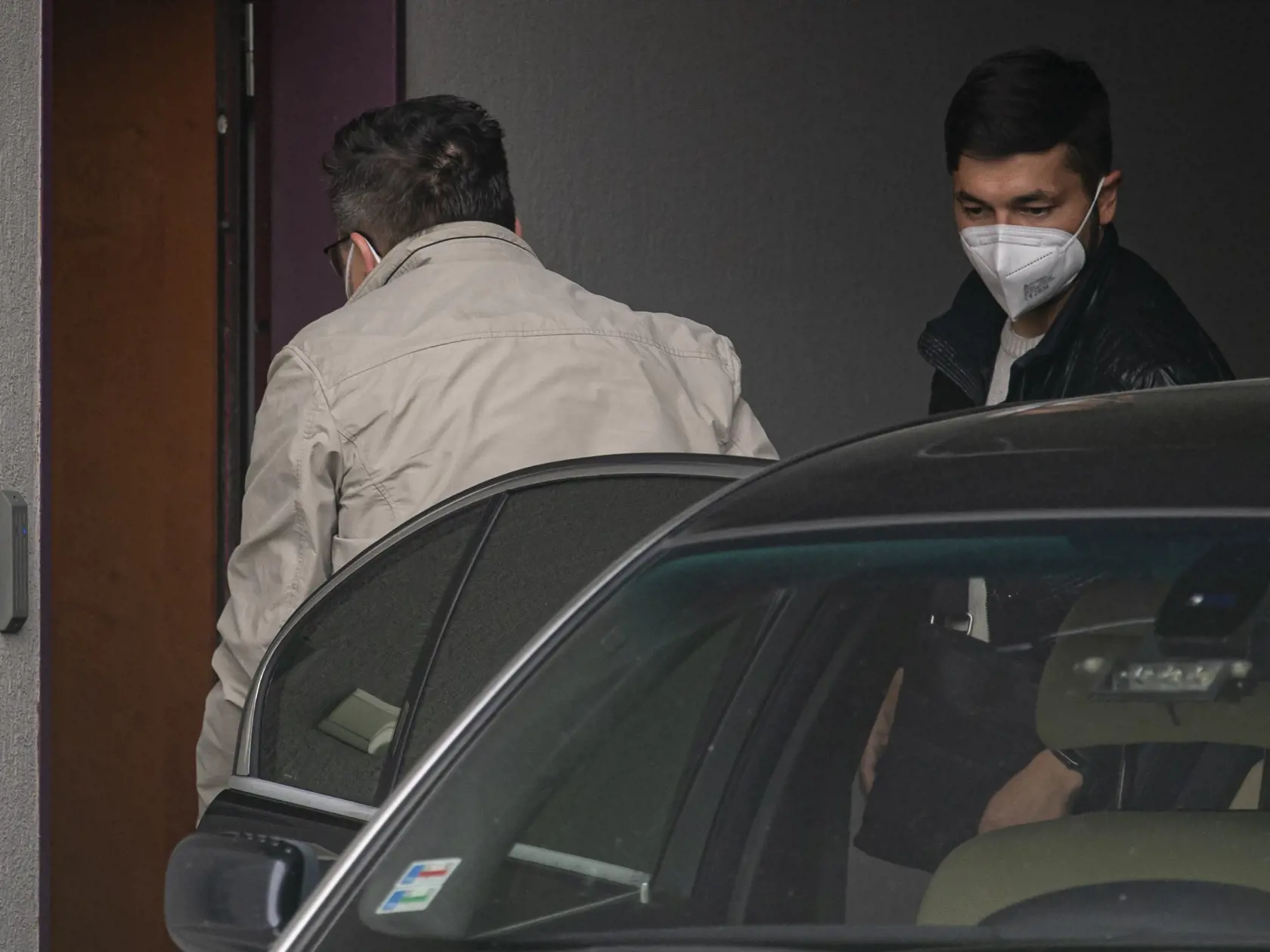 Prokurátor Úradu špeciálnej prokuratúry (ÚŠP) podal v piatok na Špecializovaný trestný súd (ŠTS) v Pezinku návrh na väzobné stíhanie v prípade siedmich obvinených osôb. Ide o osoby, ktoré Národná kriminálna agentúra (NAKA) zadržala v stredu 19. mája 2021 v súvislosti s korupciou na Slovenskom pozemkovom fonde (SPF) v rámci akcií Latifundista a Feudál.  Na snímke eskorta privádza jedného z obvinených.
