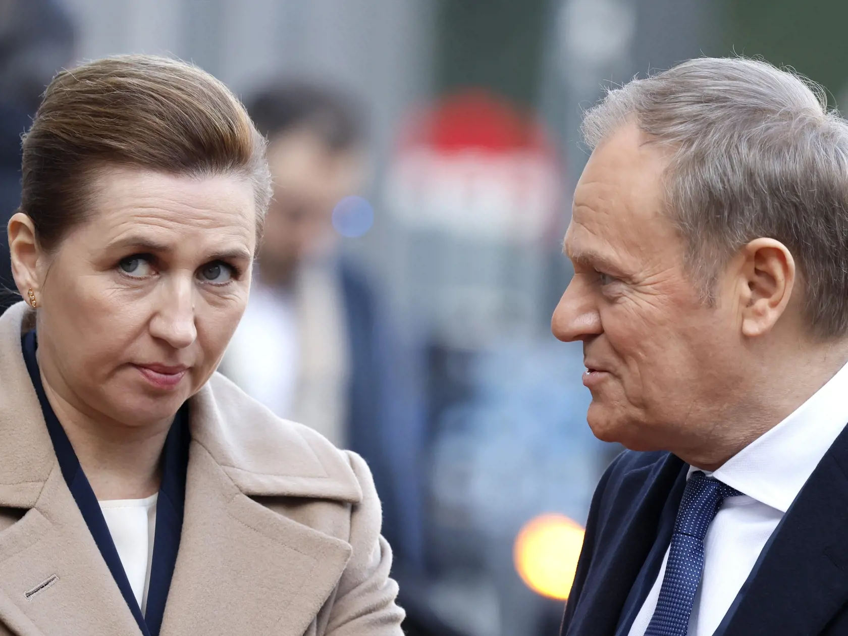 Britský premiér Keir Starmer v sobotu svetovým lídrom uviedol, že je potrebné "naďalej vyvíjať nátlak" na ruského prezidenta Vladimira Putina, aby podporil prímerie v bojoch na Ukrajine.