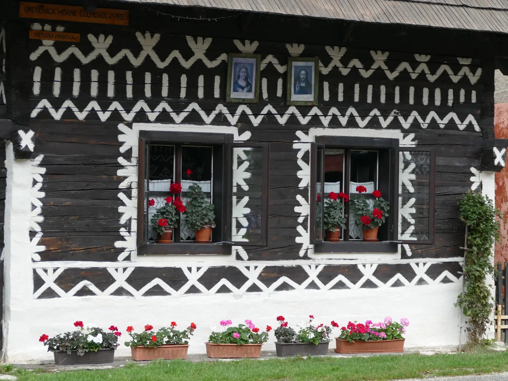 Na snímke drevenice v obci Čičmany, okres Žilina.