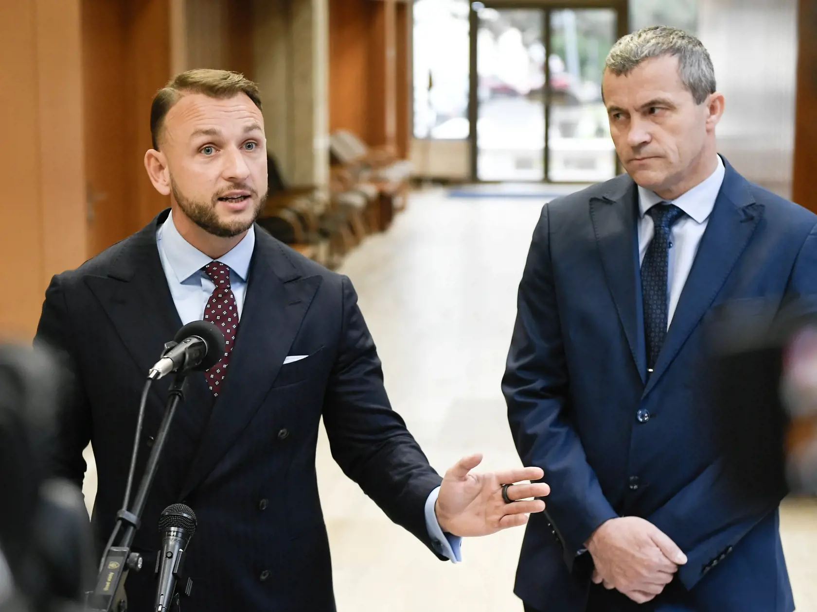 Na snímke vľavo minister vnútra SR Matúš Šutaj Eštok (Hlas-SD) a vpravo šéf Úradu hraničnej a cudzineckej polície Jozef Masnica počas brífingu po rokovaní 5. Schôdze vlády SR 20. novembra 2023 v Brtaislave. FOTO TASR - Pavel Neubauer
