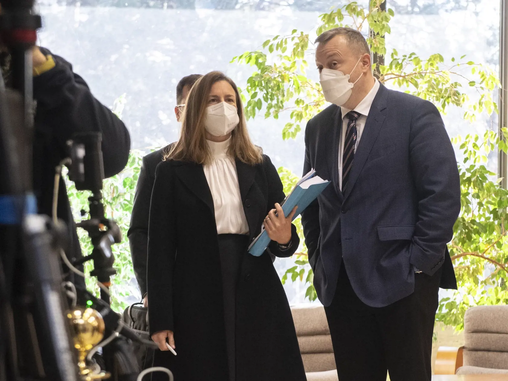Na snímke vpravo minister práce, sociálnych vecí a rodiny SR Milan Krajniak (Sme rodina) a vľavo ministerka kultúry SR Natália Milanová (OĽaNO) pred 53. rokovaním vlády Slovenskej republiky 19. januára 2022 v Bratislave. FOTO TASR - Pavel Neubauer
