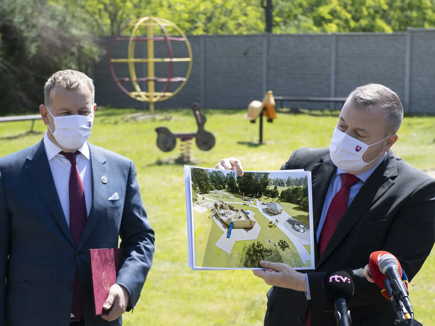 Na snímke vpravo minister práce, sociálnych vecí a rodiny SR Milan Krajniak a vľavo predseda NR SR Boris Kollár pri predstavovaní budúceho detského ekologického ihriska bez bariér "Rodinka" v obci Veľká Paka 1. júna 2021. FOTO TASR - Pavel Neubauer