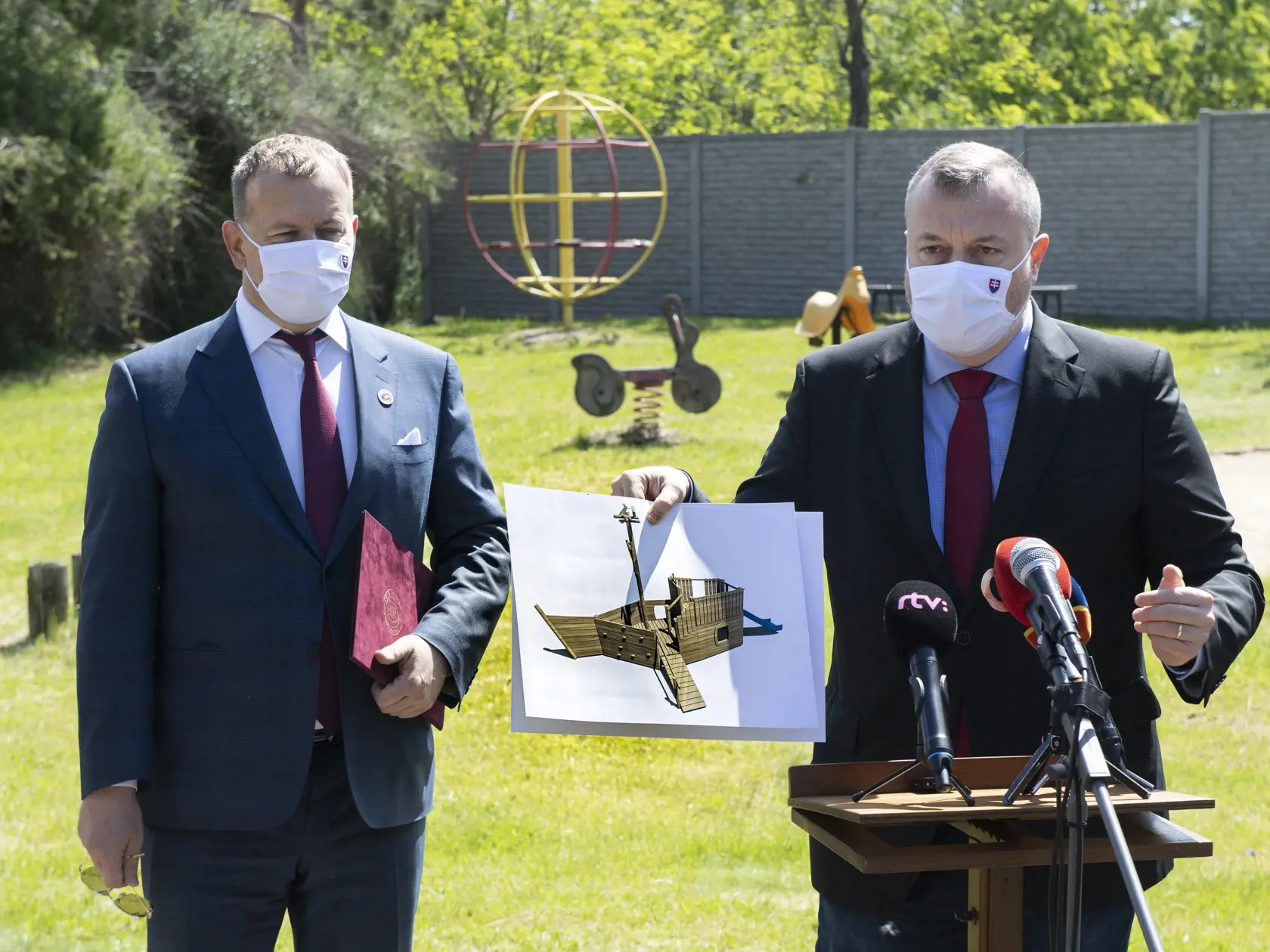 Na snímke vpravo minister práce, sociálnych vecí a rodiny SR Milan Krajniak a vľavo predseda NR SR Boris Kollár pri predstavovaní budúceho detského ekologického ihriska bez bariér "Rodinka" v obci Veľká Paka 1. júna 2021. FOTO TASR - Pavel Neubauer