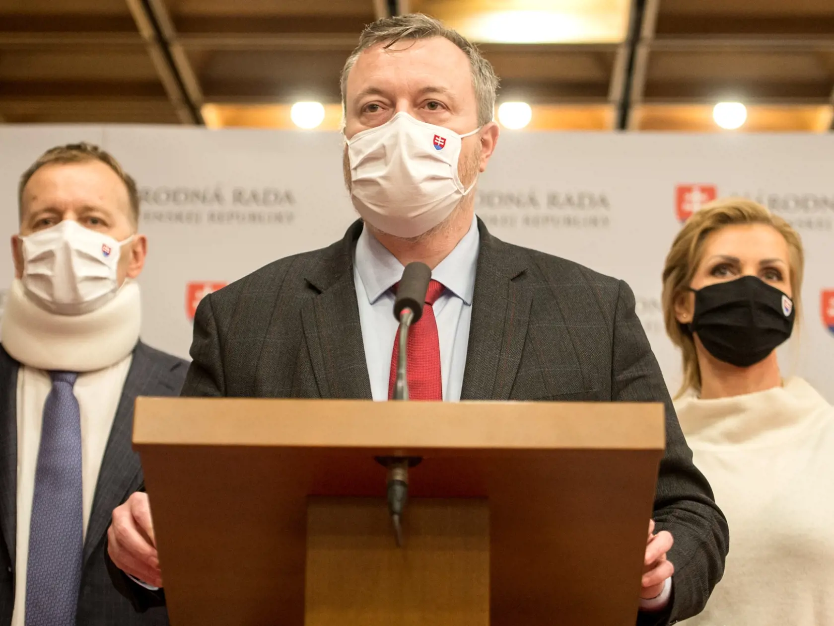 Aktuálne informoval o pozitivite na koronavírus aj minister práce, sociálnych vecí a rodiny Milan Krajniak (Sme rodina).
