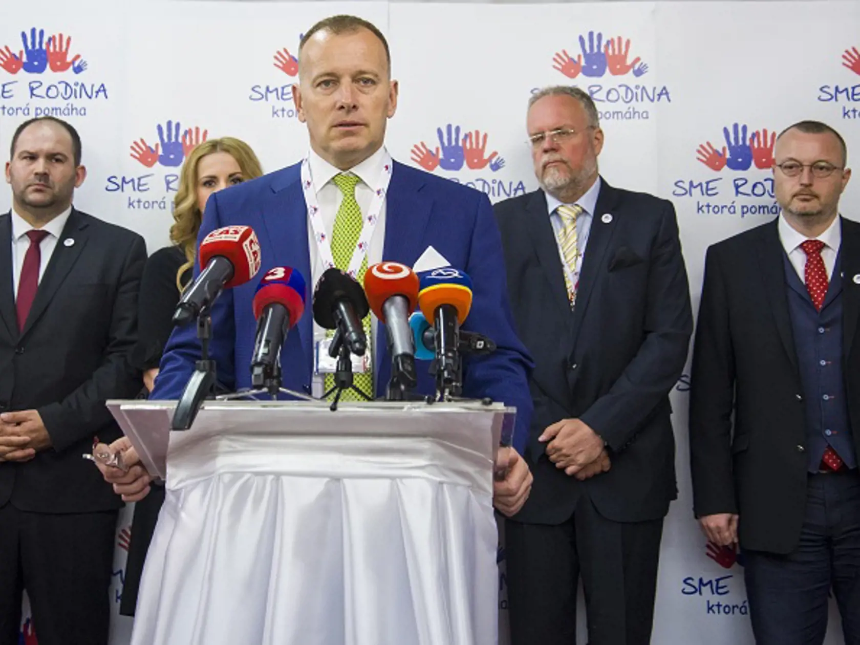 Na snímke vpredu uprostred predseda hnutia Sme rodina Boris Kollár a vzadu zľava podpredseda hnutia Sme rodina Peter Pčolinský, Petra Štarchová, Dušan Doliak a Milan Krajniak.