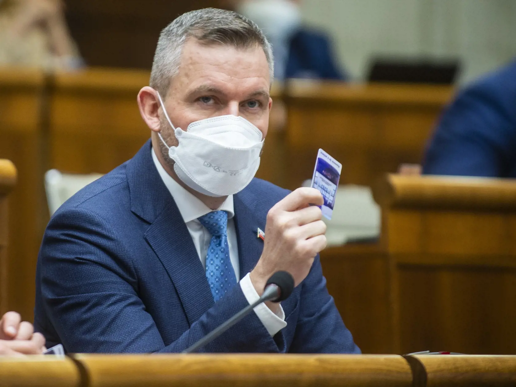 Vo februári viacero známych politikov informovalo o tom, že sa nakazili Covidom-19. Jedným z nich bol predseda strany Hlas-SD Peter Pellegrini. "Milí priatelia, pri pravidelnom preventívnom PCR teste som zistil, že som pozitívny," napísal vtedy na sociálnej sieti. "...som v karanténe, aby som dodržal všetky predpisy. Verím, že sa čím skôr budem môcť naplno zapojiť do politickej práce pre vás všetkých," dodal bývalý premiér.