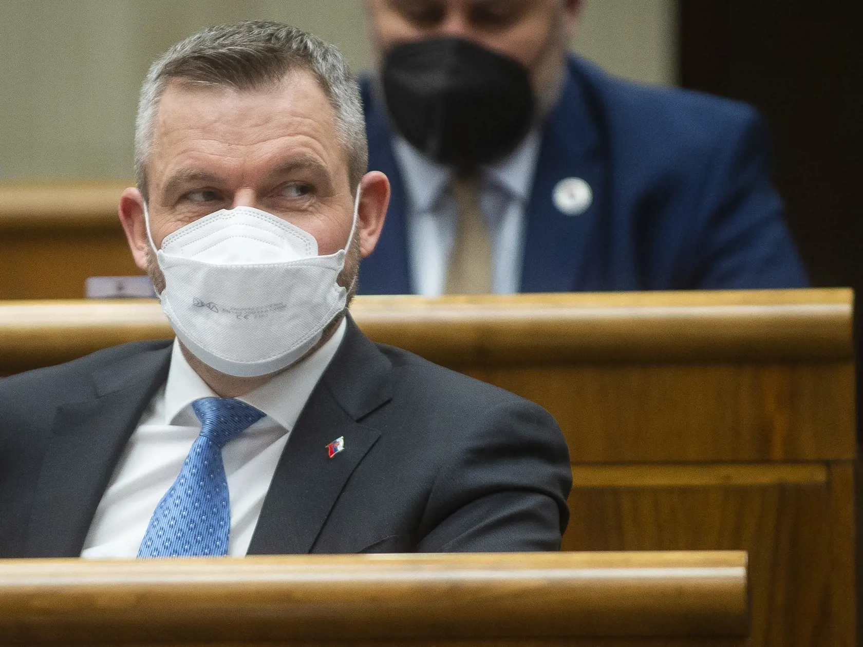 Vo februári viacero známych politikov informovalo o tom, že sa nakazili Covidom-19. Jedným z nich bol predseda strany Hlas-SD Peter Pellegrini. "Milí priatelia, pri pravidelnom preventívnom PCR teste som zistil, že som pozitívny," napísal vtedy na sociálnej sieti. "...som v karanténe, aby som dodržal všetky predpisy. Verím, že sa čím skôr budem môcť naplno zapojiť do politickej práce pre vás všetkých," dodal bývalý premiér.