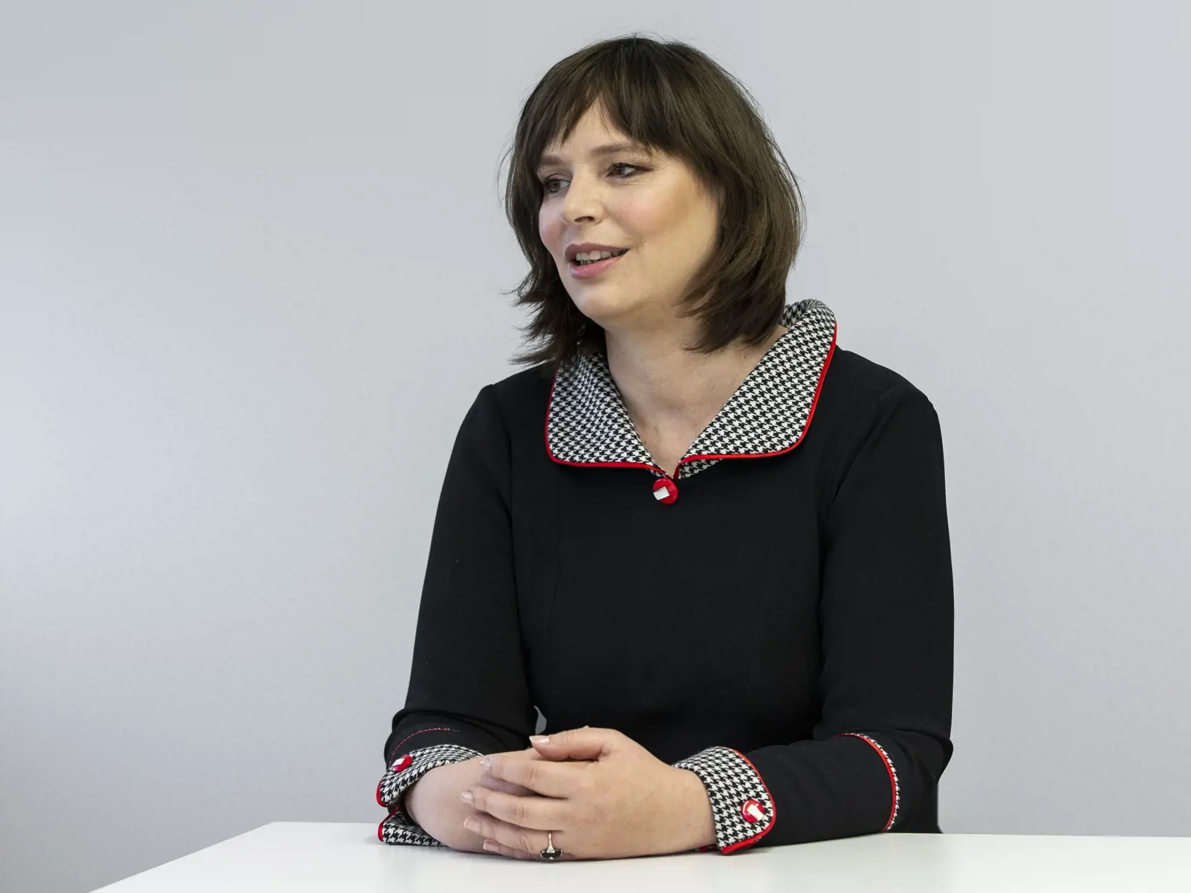 Pozitívny výsledok testu na koronavírus mali začiatkom februára aj vicepremiérka a ministerka investícií, regionálneho rozvoja a informatizácie SR Veronika Remišová (Za ľudí), ako aj minister vnútra Roman Mikulec (OĽaNO).