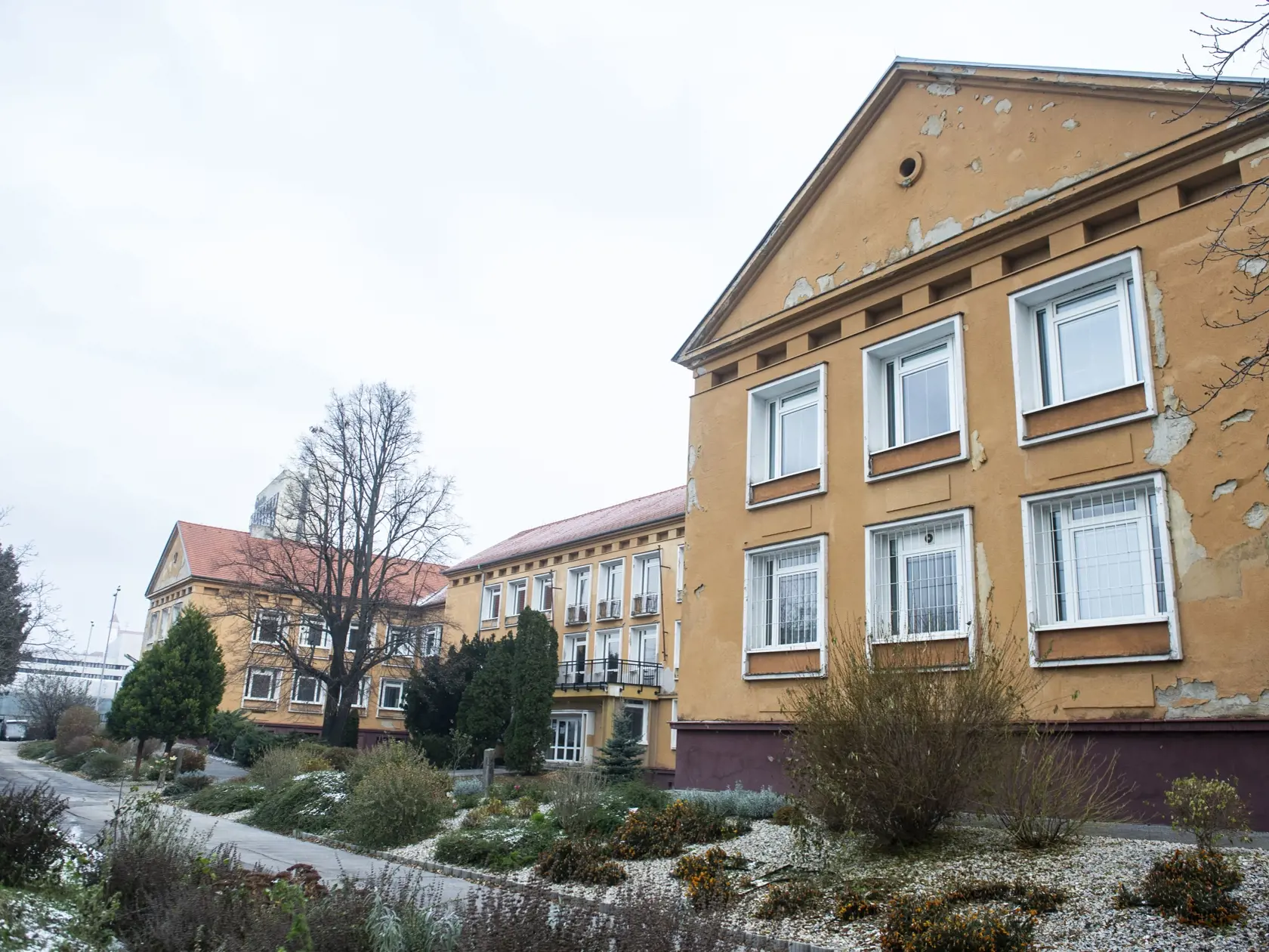 Na snímke budova gymnázia Alberta Einsteina 5. decembra 2023 v Bratislave.