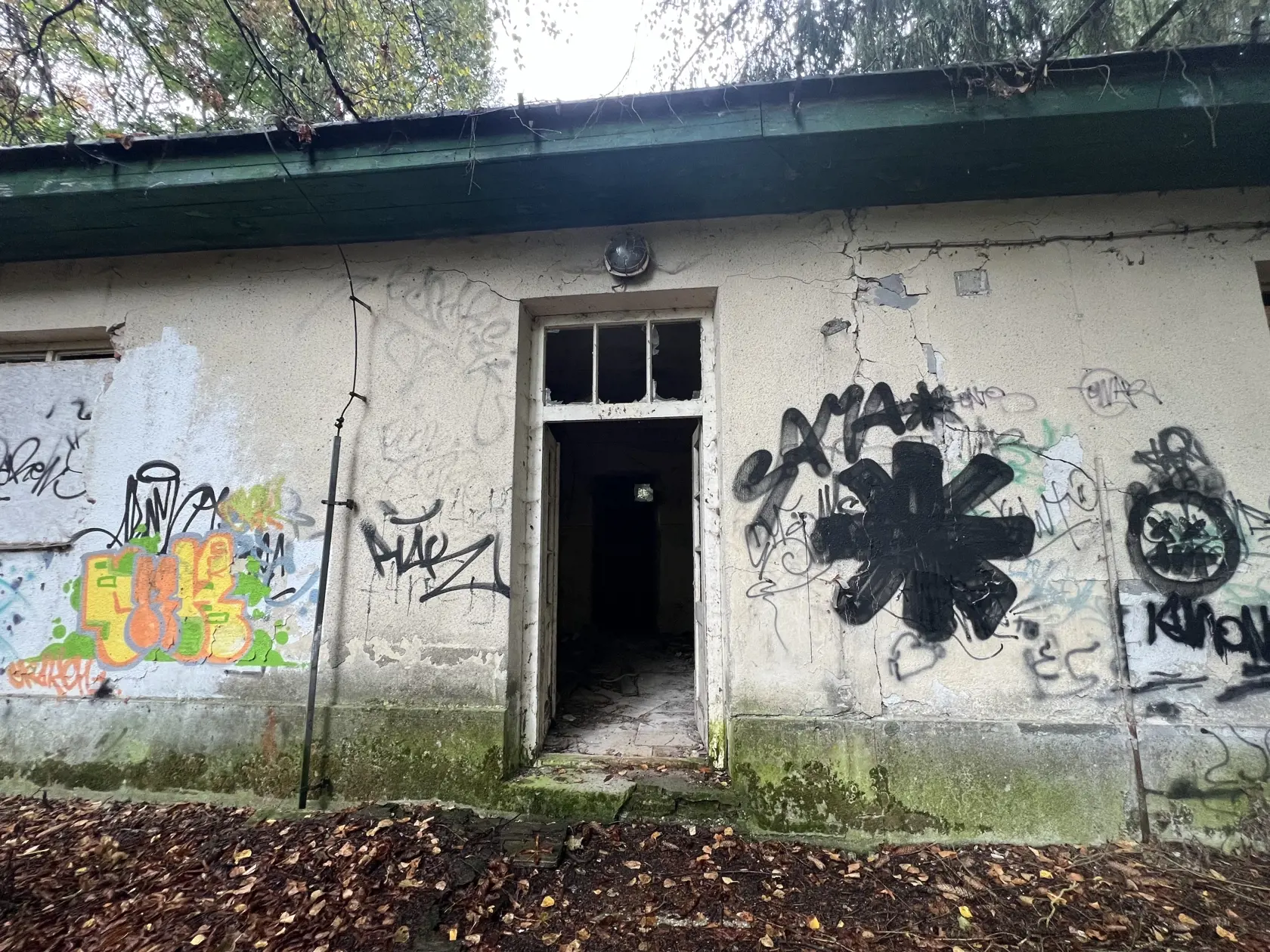 V tichu piatkového rána, počas jemného jesenného dažďa, sa vydávame preskúmať opustený areál Borovej hory pri Zvolene.
