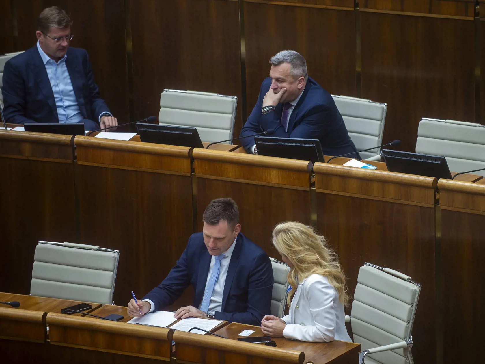 Na snímke zľava v hornej rade poverený predseda NR SR Peter Žiga (Hlas-SD), podpredseda NR SR Andrej Danko (SNS), zľava v v dolnom rade minister životného prostredia SR Tomáš Taraba (nominant SNS) a ministerka kultúry SR Martina Šimkovičová (nominantka SNS) počas 12. schôdze NR SR, na ktorej čelí odvolávaniu ministerka kultúry SR Martina Šimkovičová (nominantka SNS) 10. mája 2024 v Bratislave. FOTO TASR - Jakub Kotian
