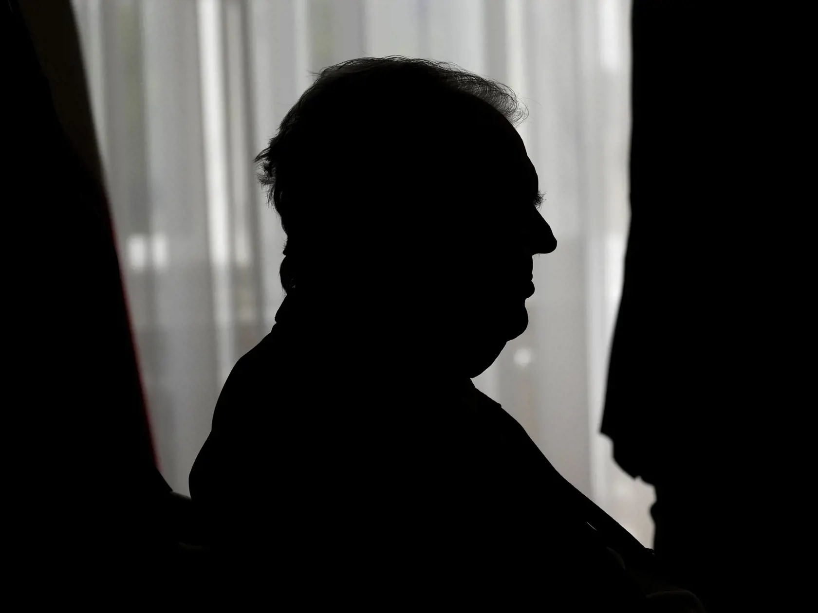 Silueta českého prezidenta Miloša Zemana po stretnutí s poľským prezidentom Andrzejom Dudom v Prahe 27. apríla 2022.