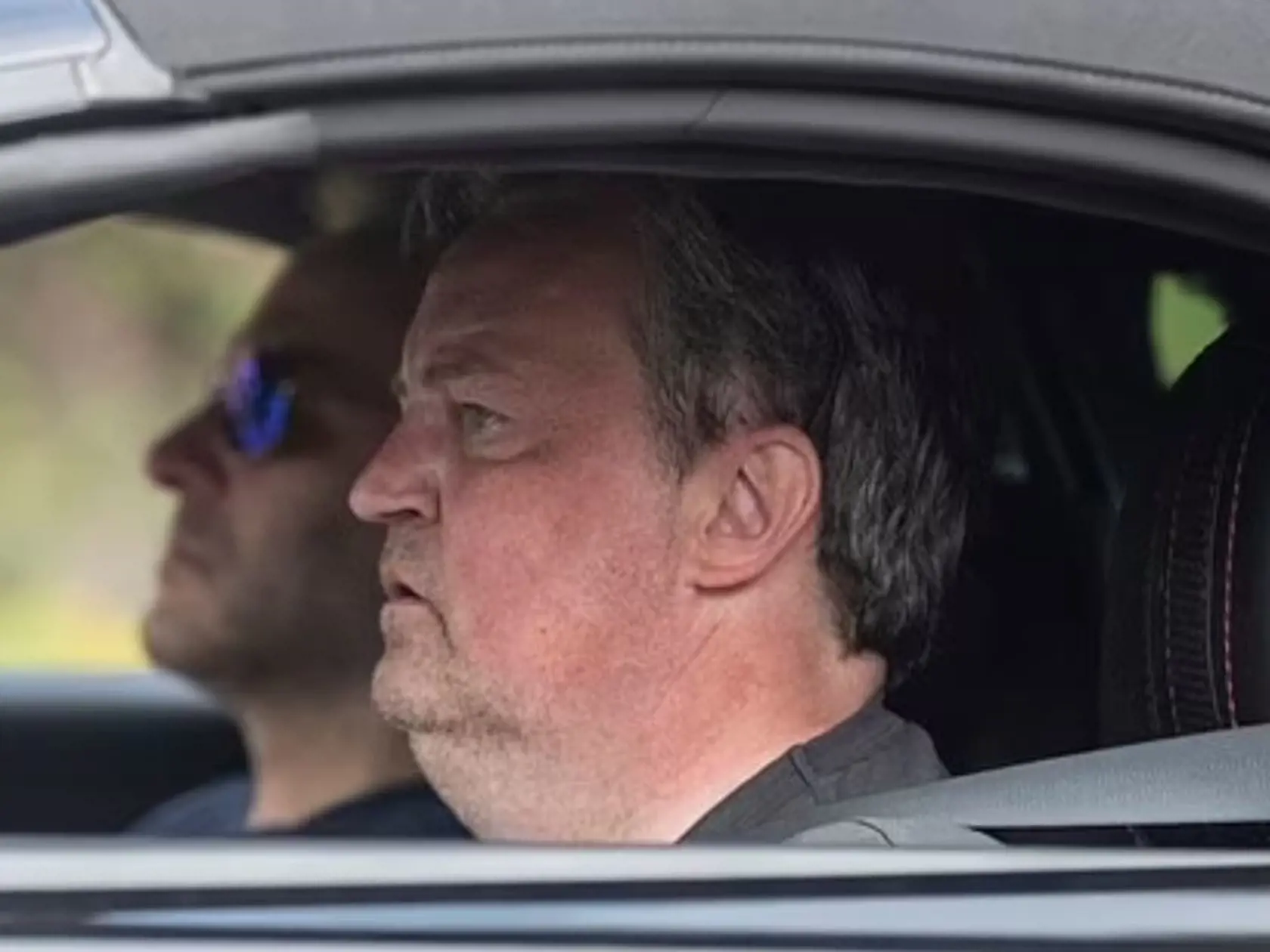 Herec Matthew Perry sa totiž v sobotu objavil na verejnosti prvýkrát od nových epizód seriálu Priatelia, odvysielaných pred štyrmi mesiacmi. Fotografom sa však v uliciach Los Feliz naskytol na kedysi pohľadného herca znova smutný pohľad.