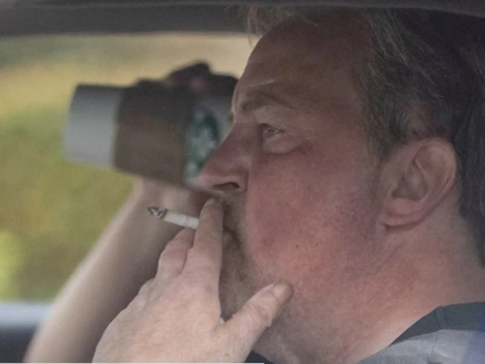 Herec Matthew Perry sa totiž v sobotu objavil na verejnosti prvýkrát od nových epizód seriálu Priatelia, odvysielaných pred štyrmi mesiacmi. Fotografom sa však v uliciach Los Feliz naskytol na kedysi pohľadného herca znova smutný pohľad.