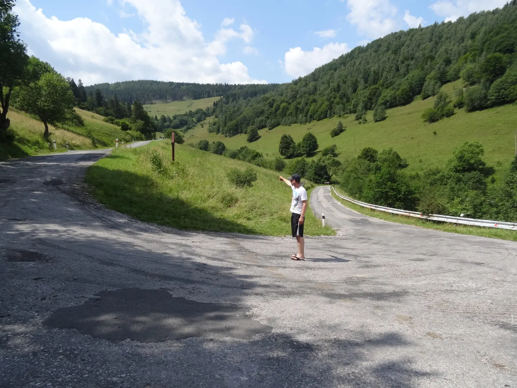 Mladík ukazuje miesto, kde sa autobus pokazil.