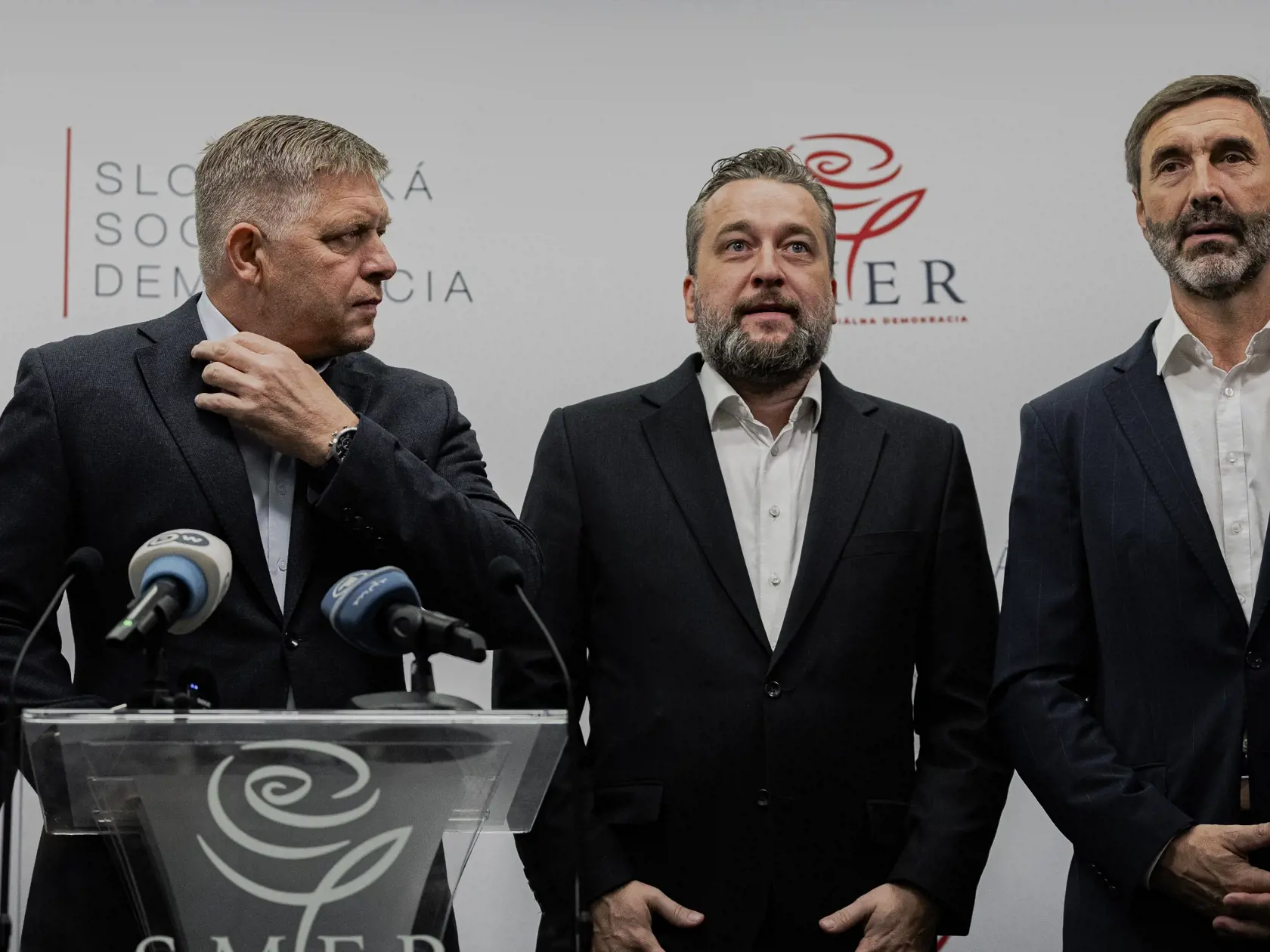 Na snímke Robert Fico, Ľuboš Blaha a Juraj Blanár počas tlačovej konferencia strany Smer - slovenská sociálna demokracia po skončení predčasných parlamentných volieb.