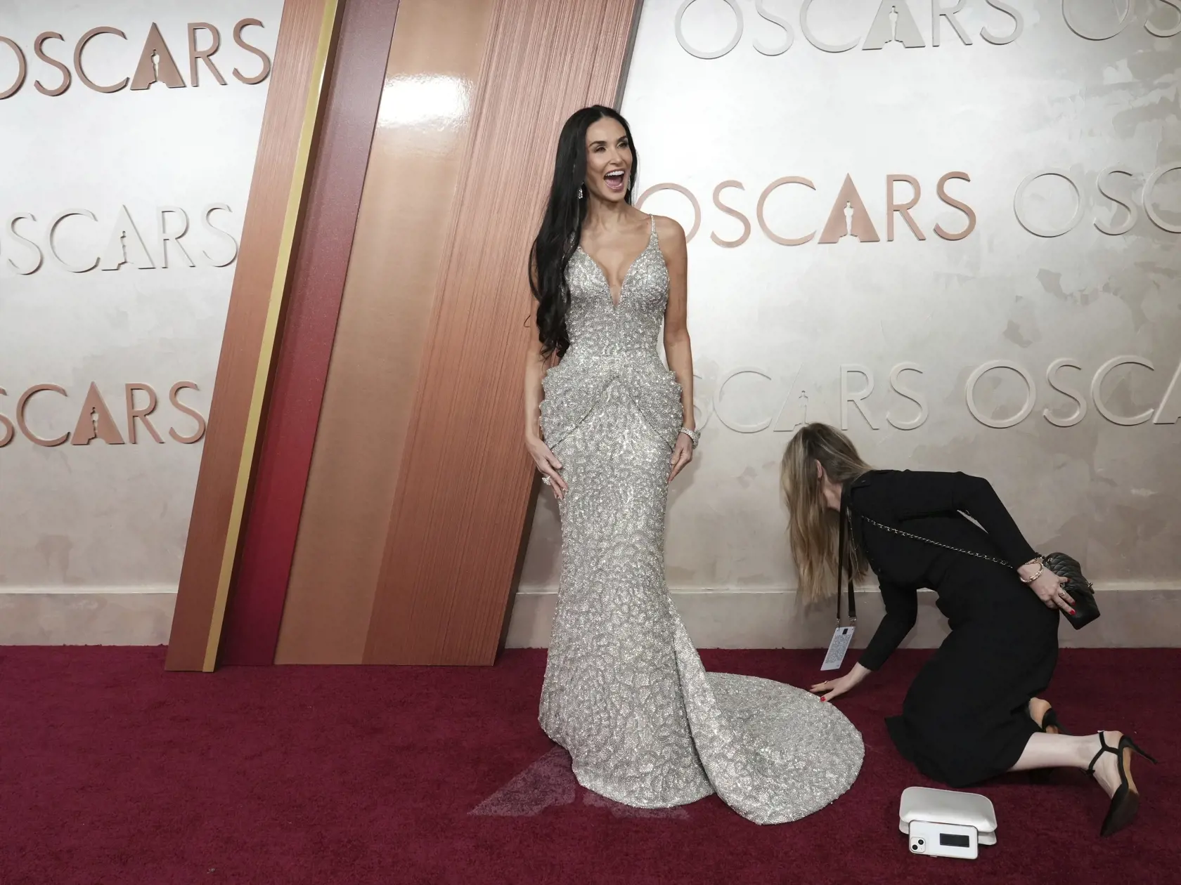 KK30 Los Angeles - Na snímke americká herečka Demi Mooreová prichádza na 97. ročník odovzdávania Oscarov 2. marca 2025 v Los Angeles. FOTO TASR/AP
Demi Moore arrives at the Oscars on Sunday, March 2, 2025, at the Dolby Theatre in Los Angeles. (Photo by Jordan Strauss/Invision/AP)