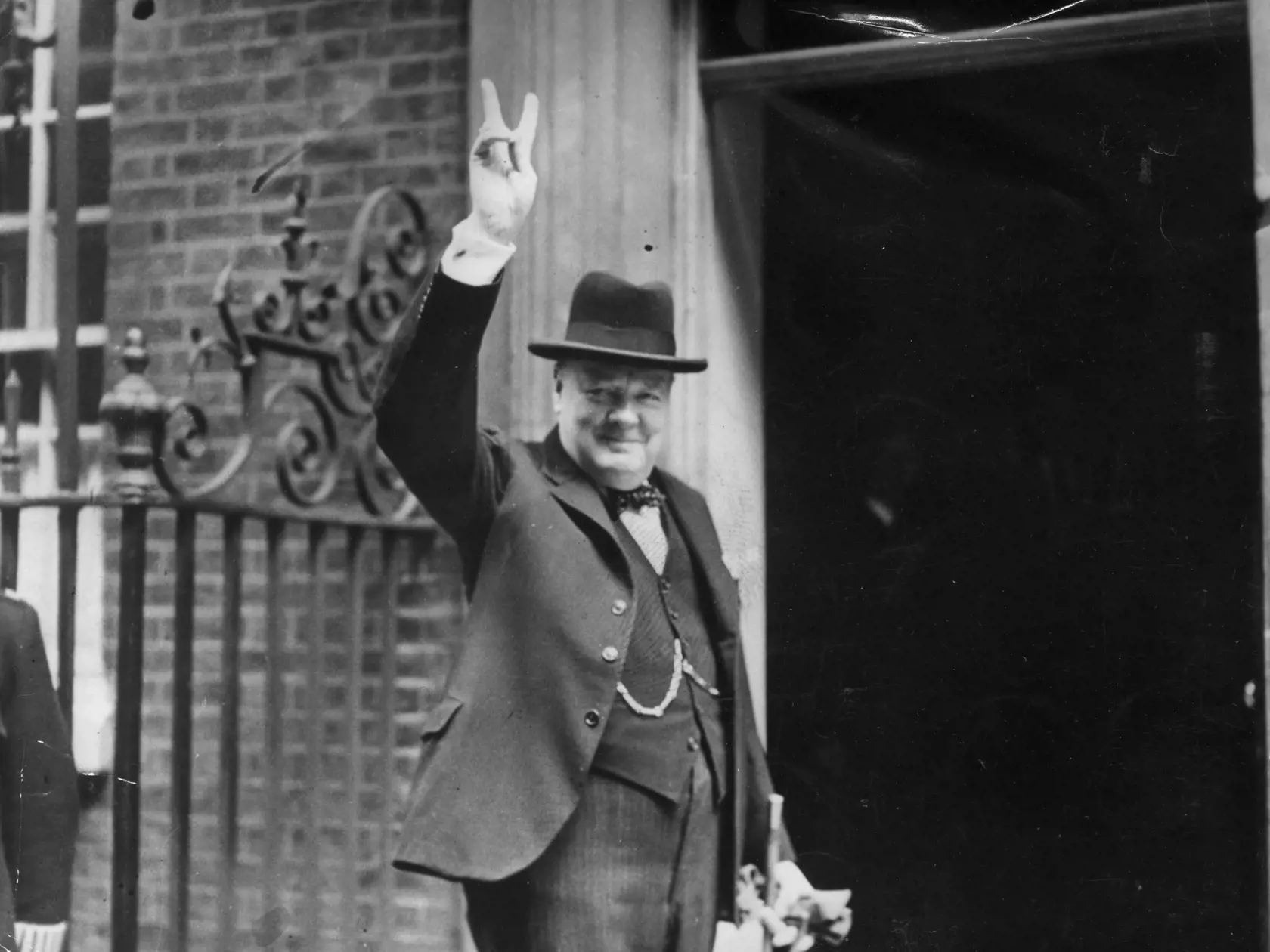 Winston Churchill (1874 - 1965) a jeho kultový pozdrav v tvare písmena "V" – Víťazstvo.