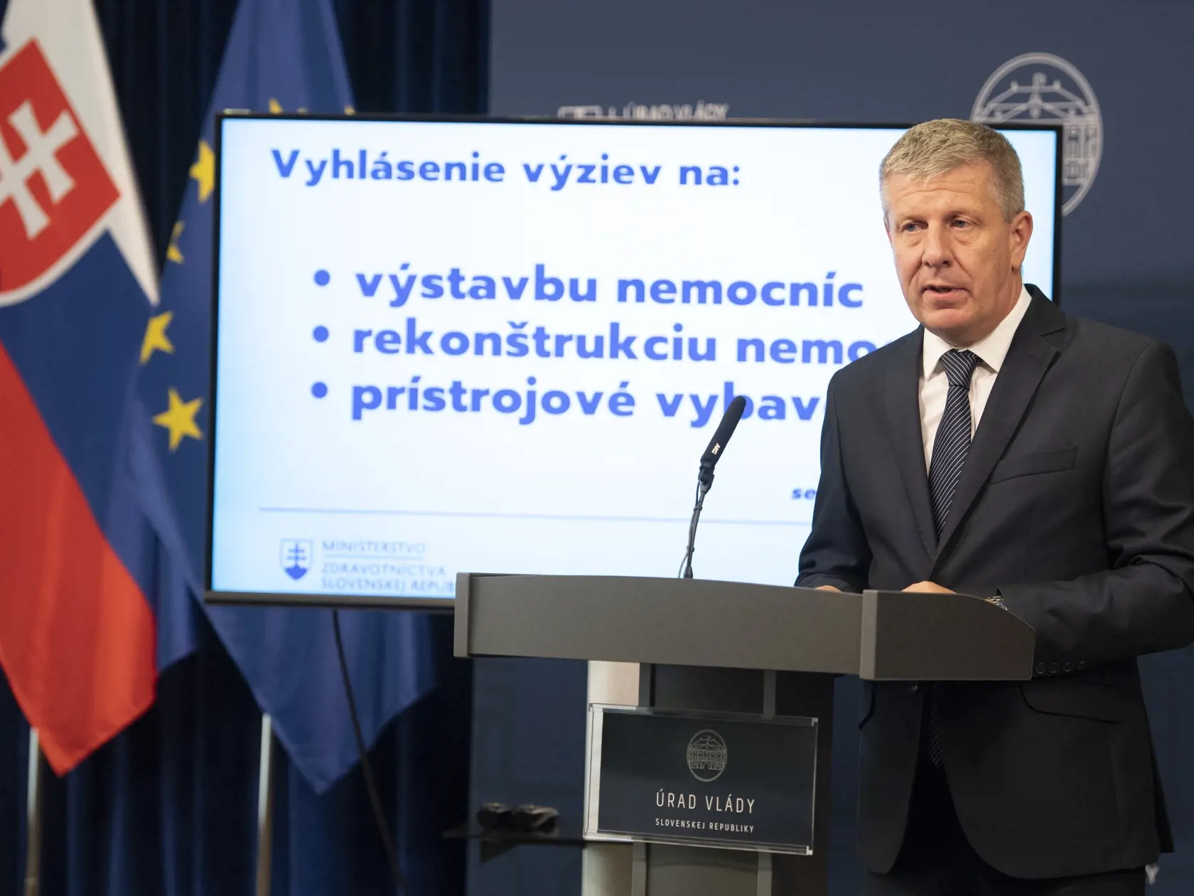 Na snímke minister zdravotníctva SR Vladimír Lengvarský (nominant OĽaNO) počas tlačovej konferencie 1. júla 2022 v Bratislave. Z plánu obnovy sa bude financovať výstavba nemocníc na bratislavských Rázsochách a v Martine.