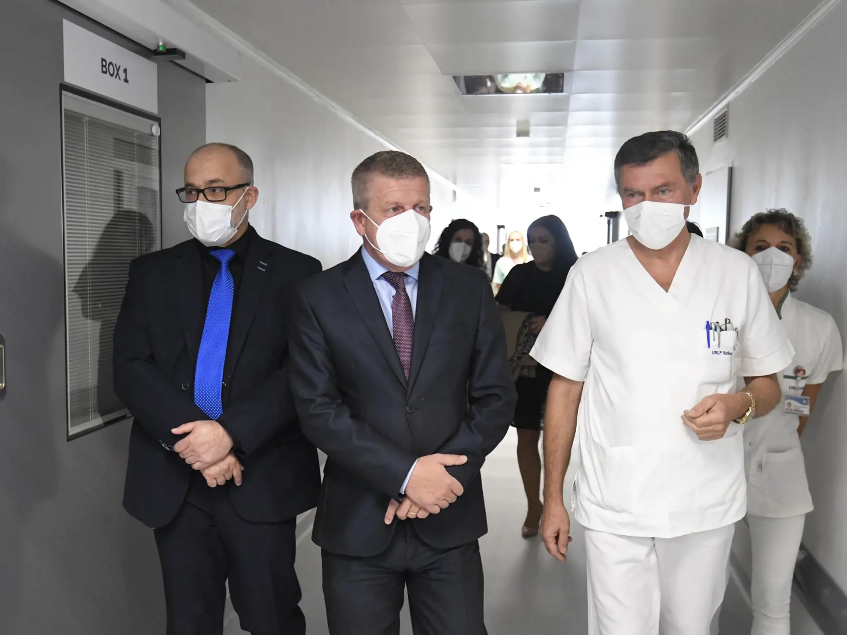 Slávnostné otvorenie zrekonštruovanej a zmodernizovanej Jednotky intenzívnej starostlivosti (JIS) I. chirurgickej kliniky Univerzitnej nemocnice L. Pasteura (UNLP) v Košiciach 23. septembra 2022.  Na snímke zľava riaditeľ UNLP Košice Ľuboslav Beňa, minister zdravotníctva SR Vladimír Lengvarský (nominant OĽaNO) a prednosta I. chirurgickej kliniky prof. Jozef Radoňak počas prehliadky priestorov.