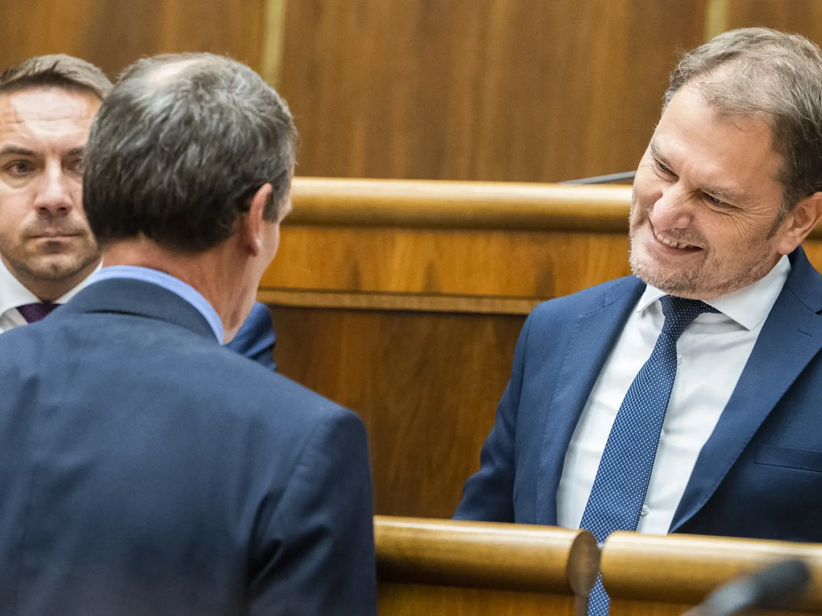 Na snímke zľava poslanci NRSR György Gyimesi (OĽaNO), Štefan Kuffa (nezaradený) a podpredseda vlády a minister financií SR Igor Matovič (OĽaNO) počas 73. schôdze NRSR o odvolaní ministra financií SR Igora Matoviča v Bratislave 28. septembra 2022.